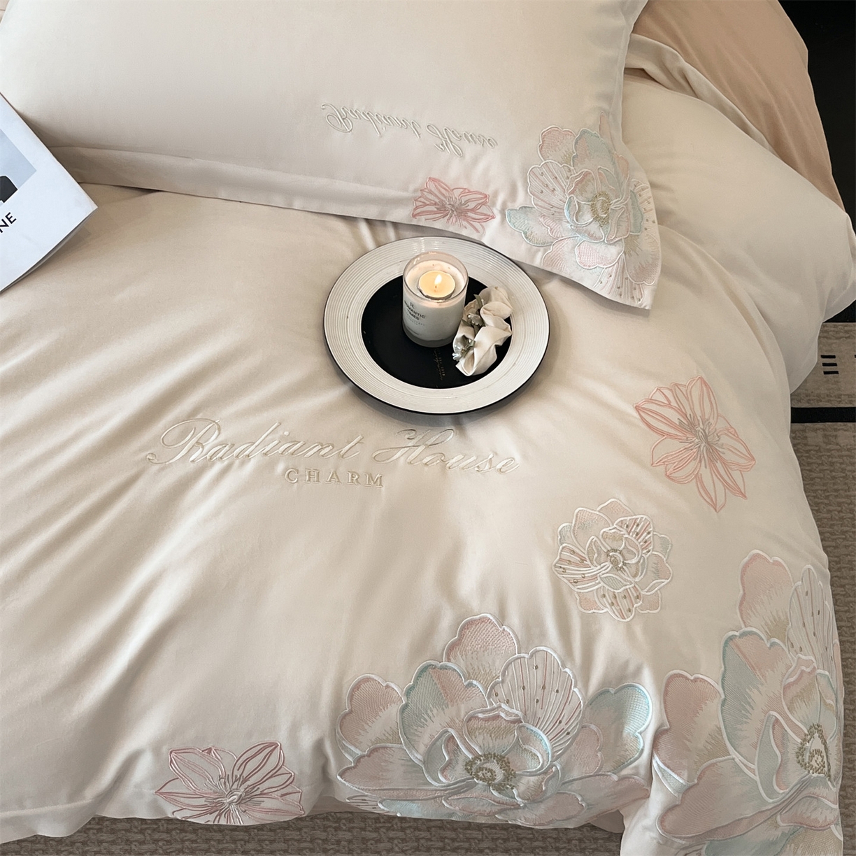 91家纺网 家纺一手货源 找家纺 笙意家纺 2025新款A类全棉磨毛刺绣四件套-秘境系列 秘境-柔雾米+沙丘棕