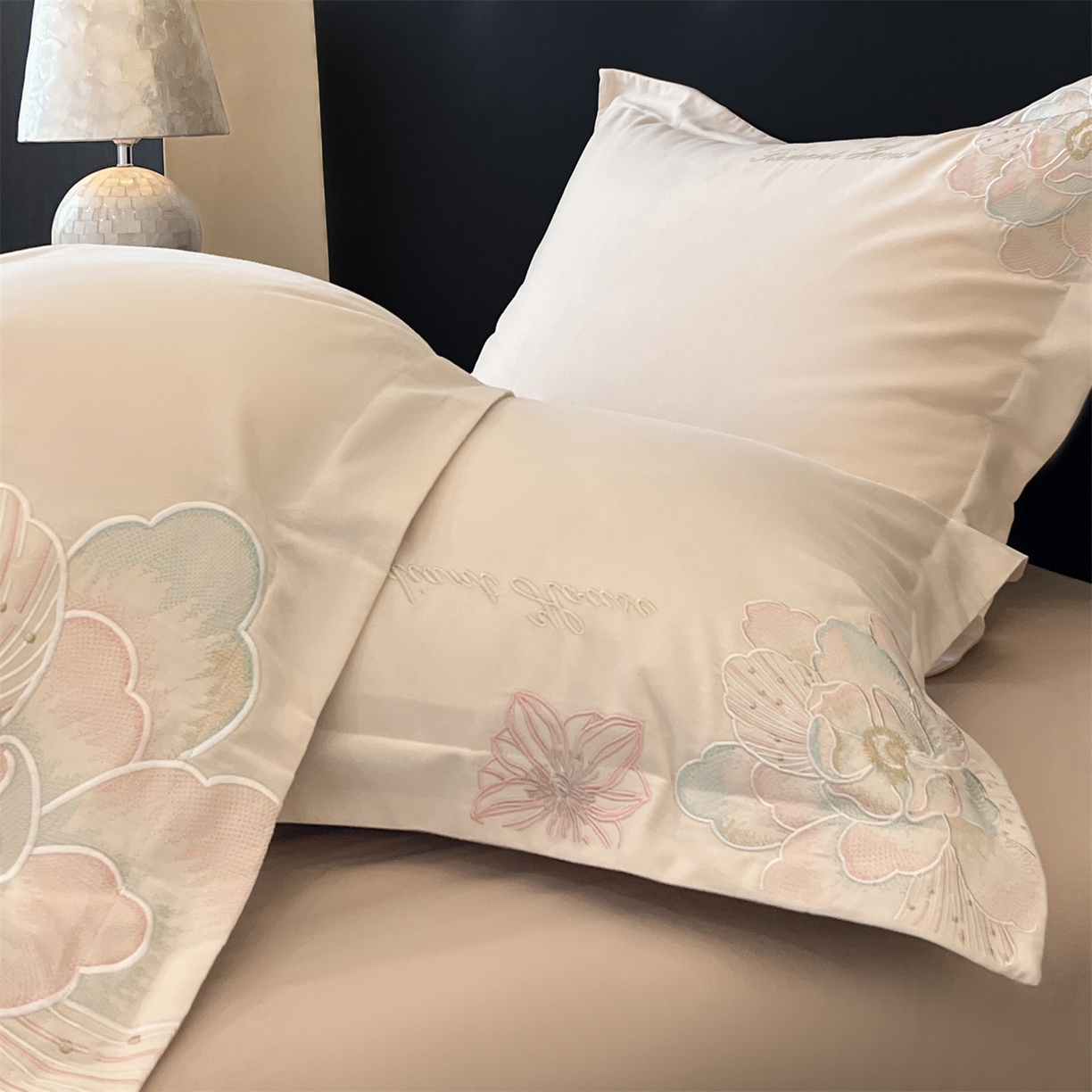 91家纺网 家纺一手货源 找家纺 笙意家纺 2025新款A类全棉磨毛刺绣四件套-秘境系列 秘境-柔雾米+沙丘棕