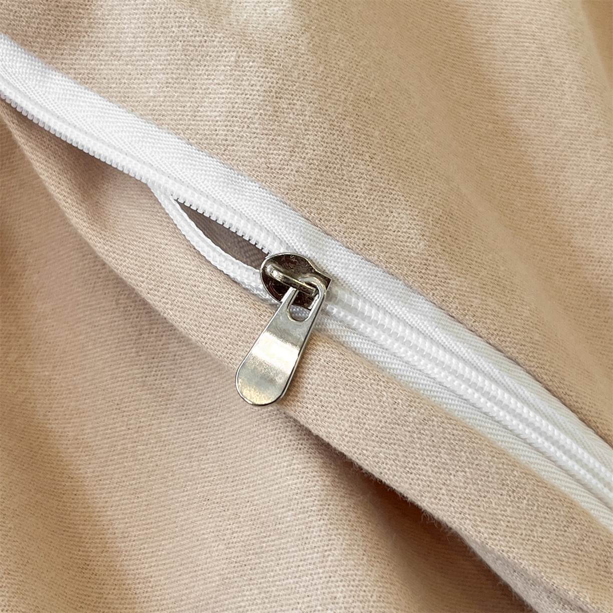 91家纺网 家纺一手货源 找家纺 笙意家纺 2025新款A类全棉磨毛刺绣四件套-秘境系列 秘境-柔雾米+沙丘棕