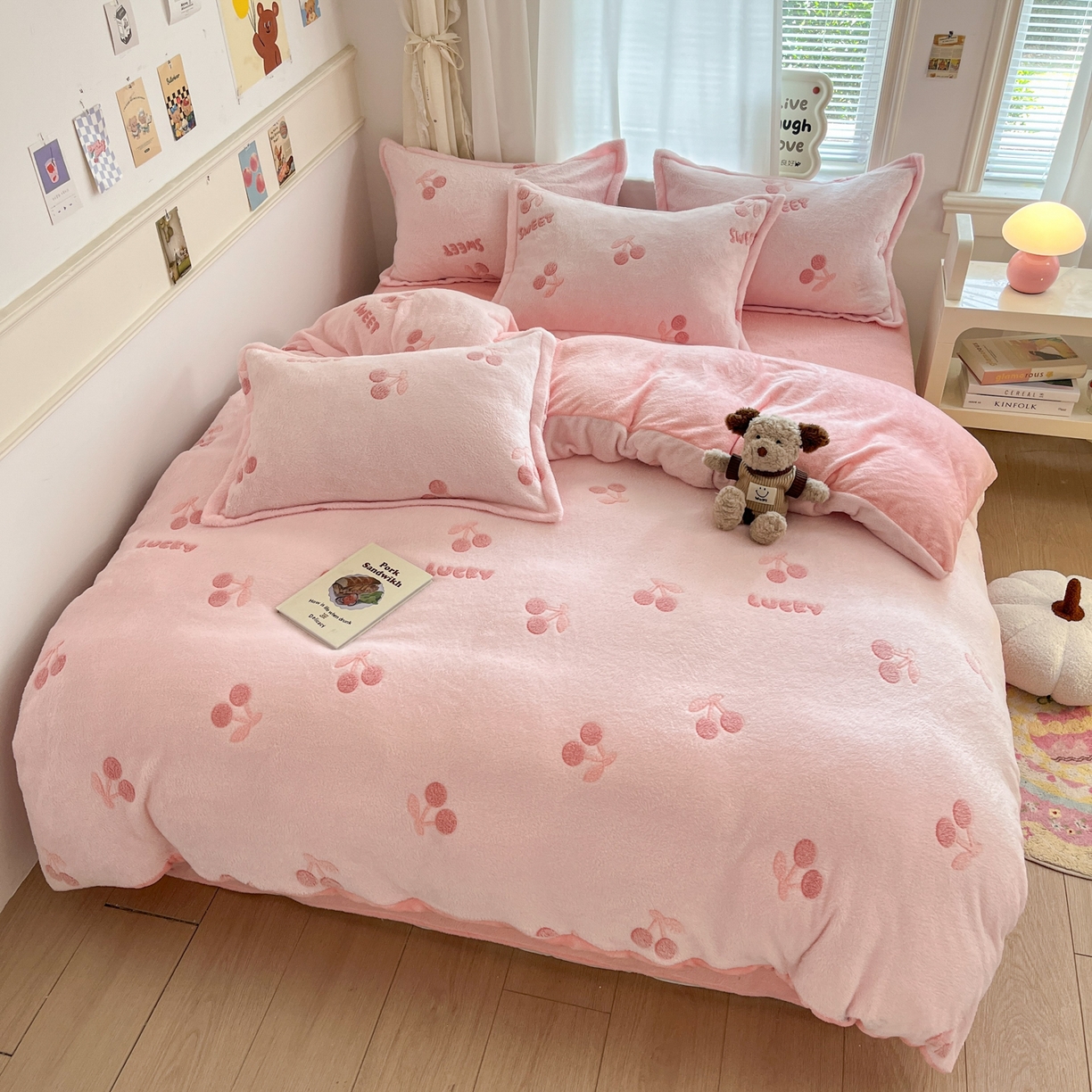 91家纺网 家纺一手货源 找家纺 川悦生活 2025新款立体雪花绒印花大床四件套系列一场景二 ins樱桃