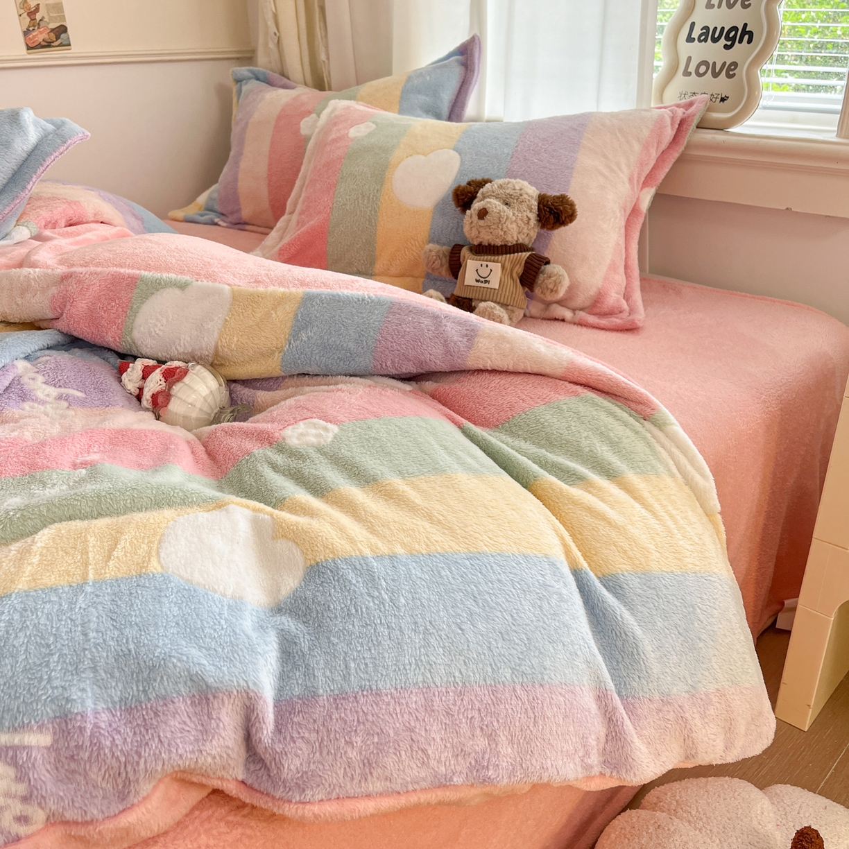 91家纺网 家纺一手货源 找家纺 川悦生活 2025新款立体雪花绒印花大床四件套系列一场景二 彩虹爱心粉