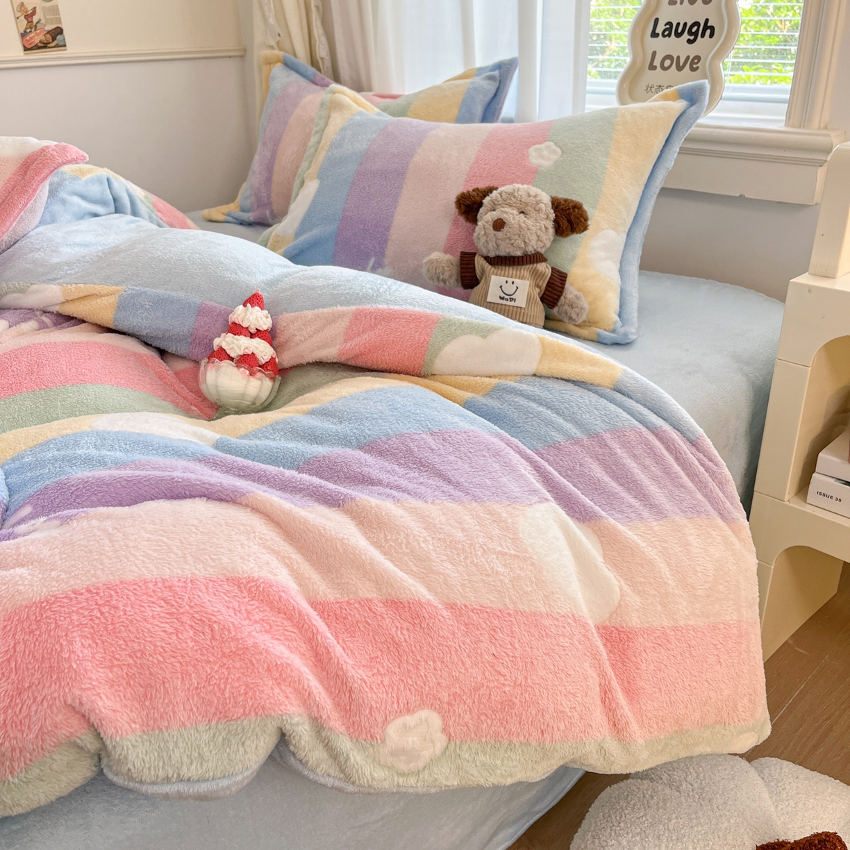 91家纺网 家纺一手货源 找家纺 川悦生活 2025新款立体雪花绒印花大床四件套系列一场景二 彩虹爱心蓝