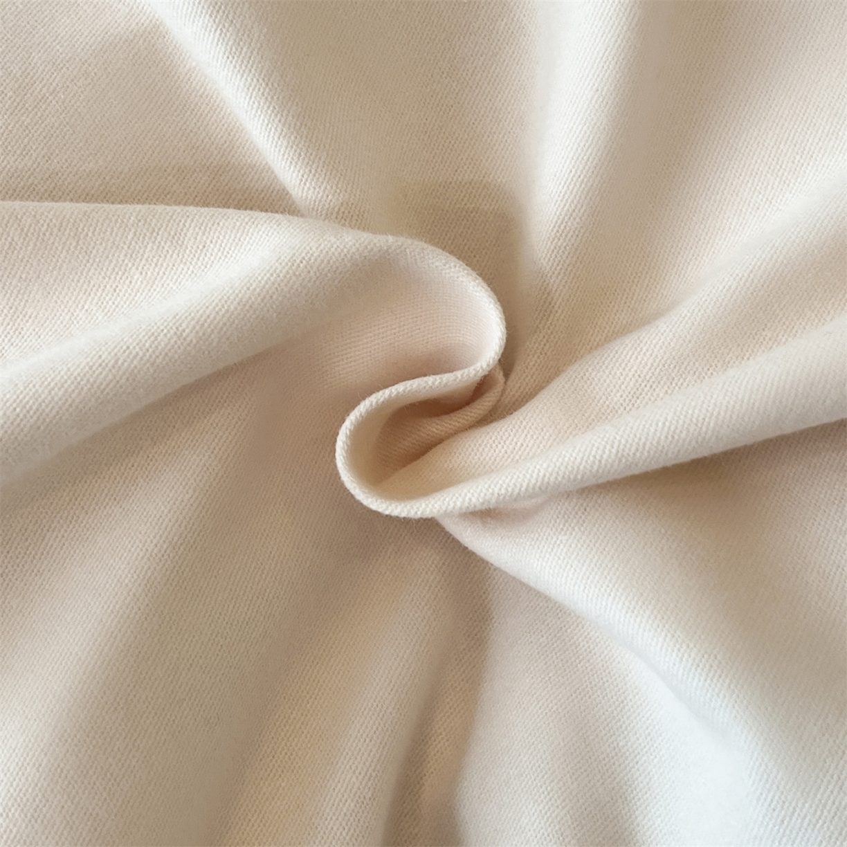 91家纺网 家纺一手货源 找家纺 笙意家纺 2025新款A类全棉磨毛刺绣四件套-秘境系列 秘境-柔雾米+沙丘棕