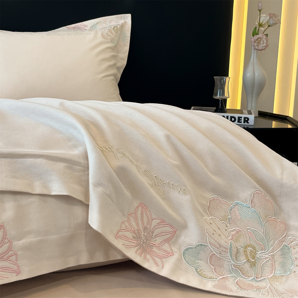 91家纺网 家纺一手货源 找家纺 笙意家纺 2025新款A类全棉磨毛刺绣四件套-秘境系列 秘境-柔雾米+沙丘棕