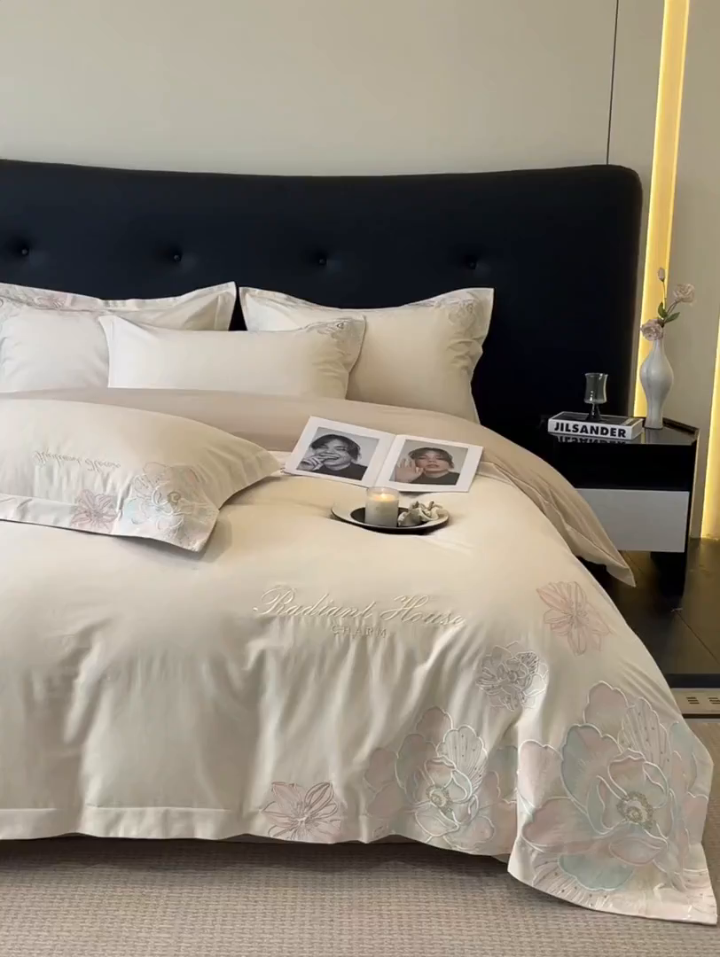 91家纺网 家纺一手货源 找家纺 笙意家纺 2025新款A类全棉磨毛刺绣四件套-秘境系列 秘境-柔雾米+沙丘棕