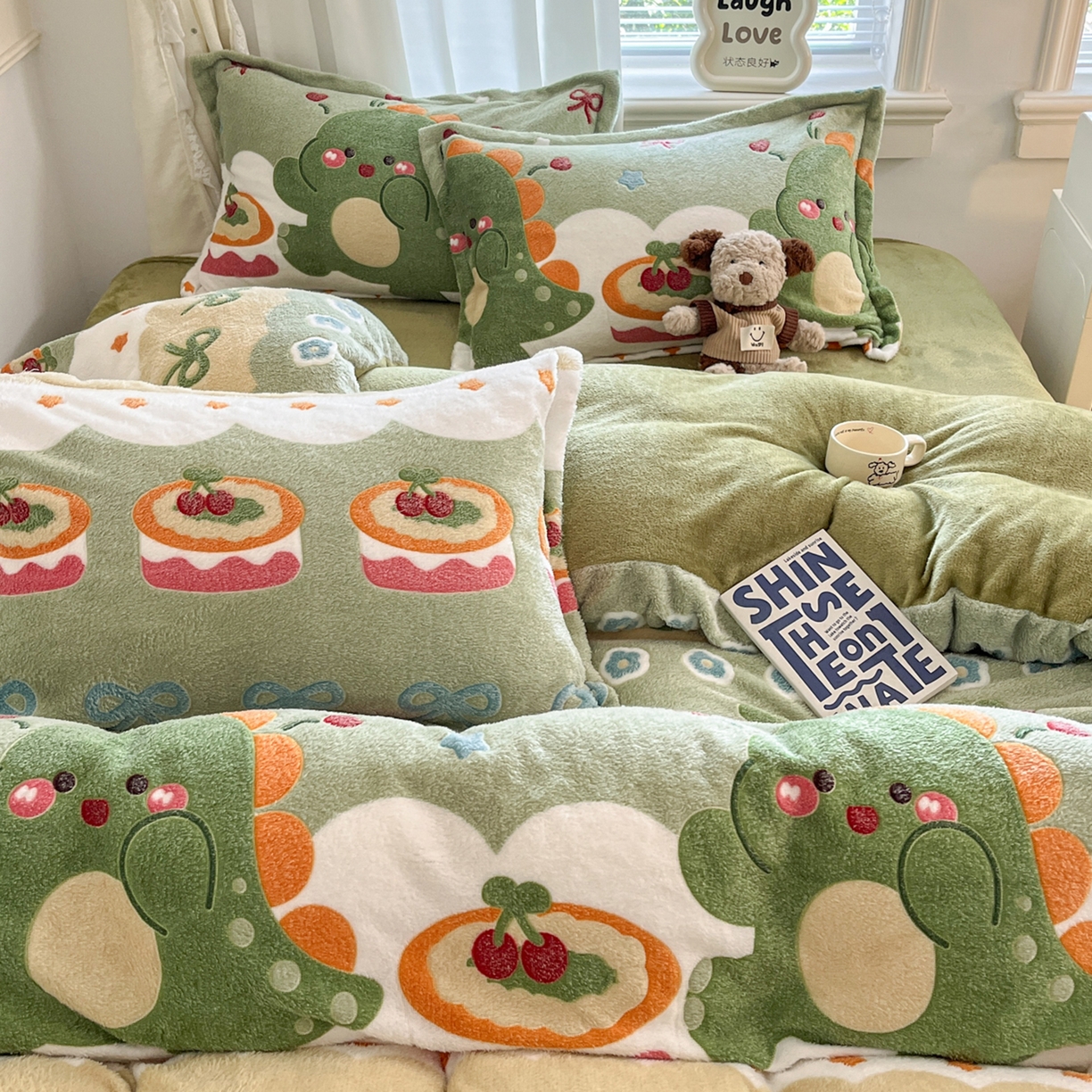 91家纺网 家纺一手货源 找家纺 川悦生活 2025新款立体雪花绒印花大床四件套系列一场景二 甜系龙龙