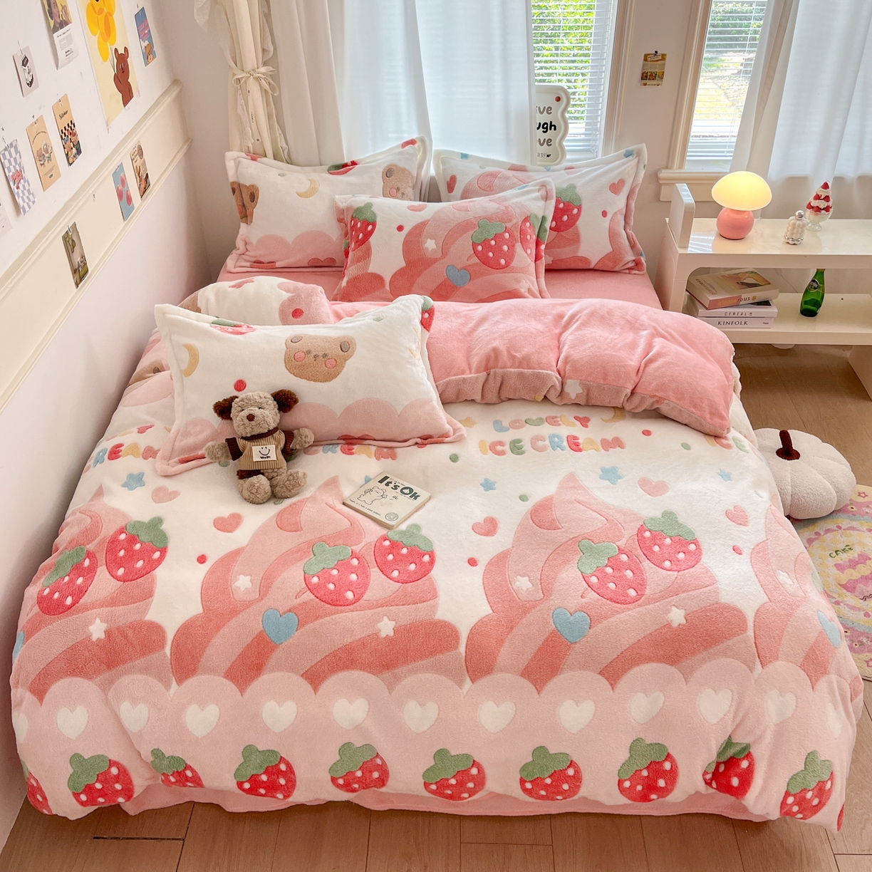 91家纺网 家纺一手货源 找家纺 川悦生活 2025新款立体雪花绒印花大床四件套系列一场景二 冰激凌小熊