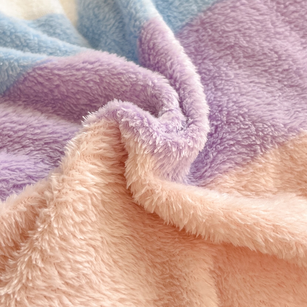 91家纺网 家纺一手货源 找家纺 川悦生活 2025新款立体雪花绒印花大床四件套系列一场景二 彩虹爱心蓝