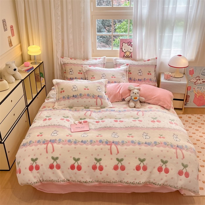 91家纺网 家纺一手货源 找家纺 川悦生活 2025新款立体雪花绒印花大床四件套系列一场景二 樱桃啵啵