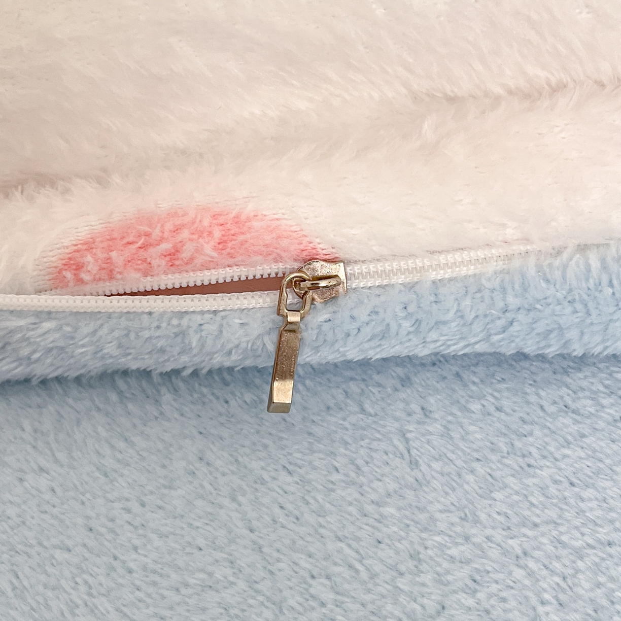 91家纺网 家纺一手货源 找家纺 川悦生活 2025新款立体雪花绒印花大床四件套系列一场景二 彩虹爱心蓝