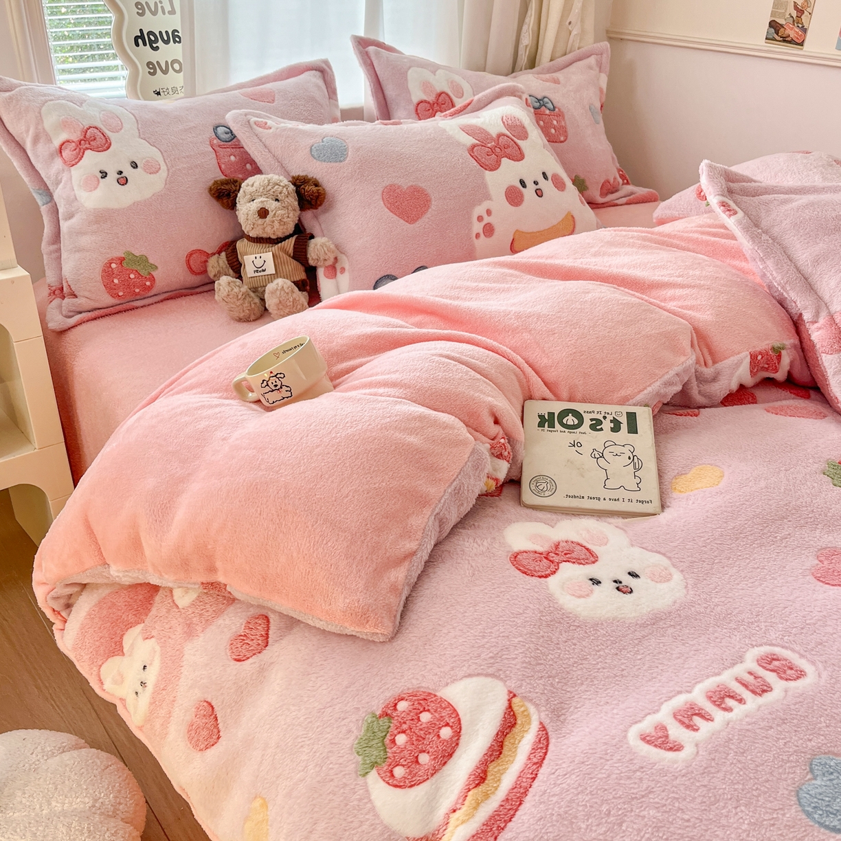 91家纺网 家纺一手货源 找家纺 川悦生活 2025新款立体雪花绒印花大床四件套系列一场景二 幸福甜兔