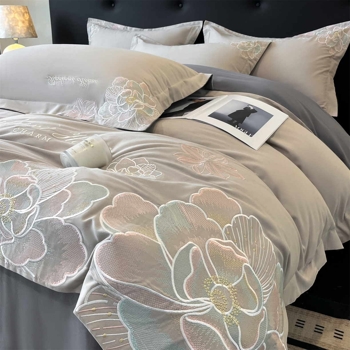 91家纺网 家纺一手货源 找家纺 笙意家纺 2025新款A类全棉磨毛刺绣四件套-秘境系列 秘境-陨石灰+魅影灰