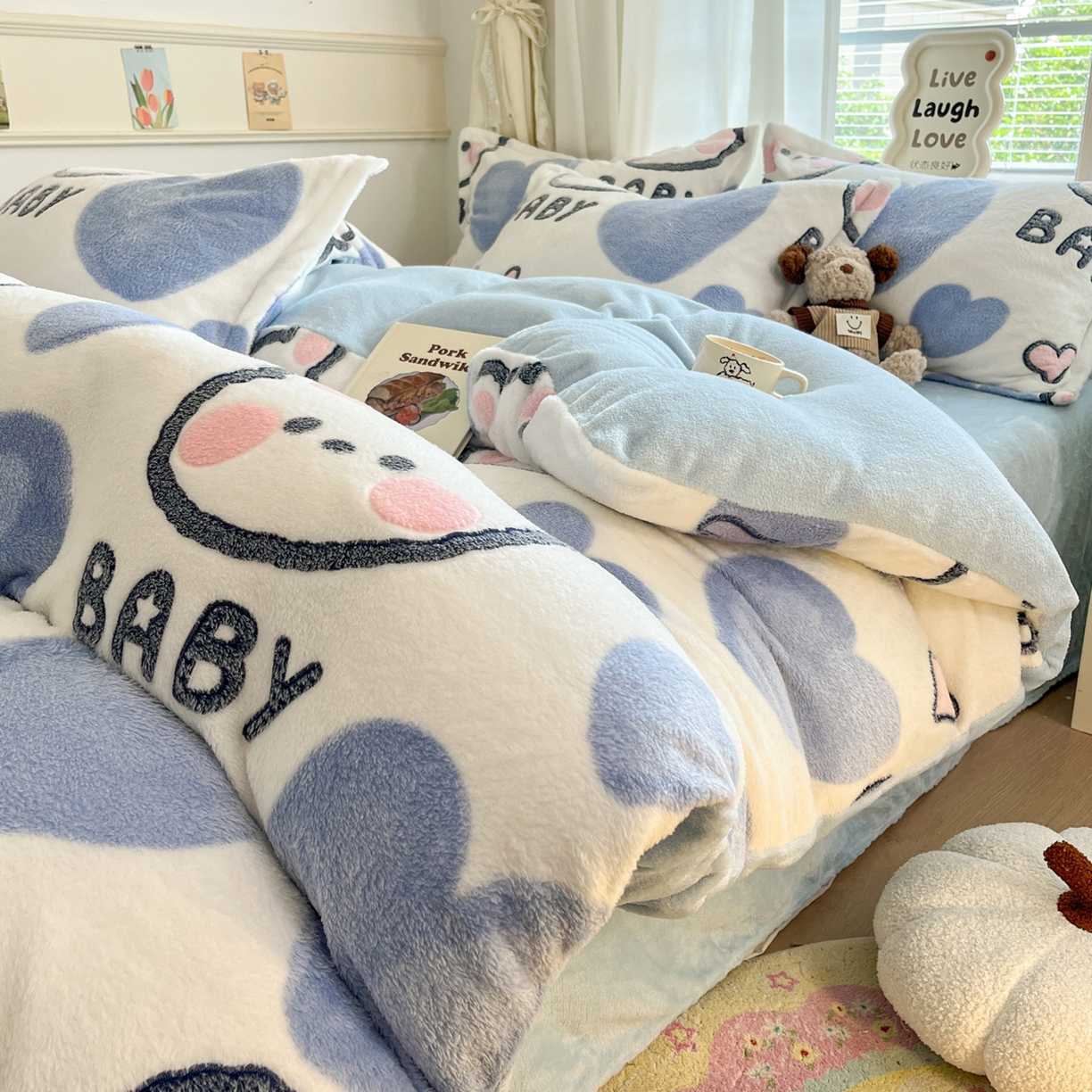 91家纺网 家纺一手货源 找家纺 川悦生活 2025新款立体雪花绒印花大床四件套系列一场景二 可爱熊