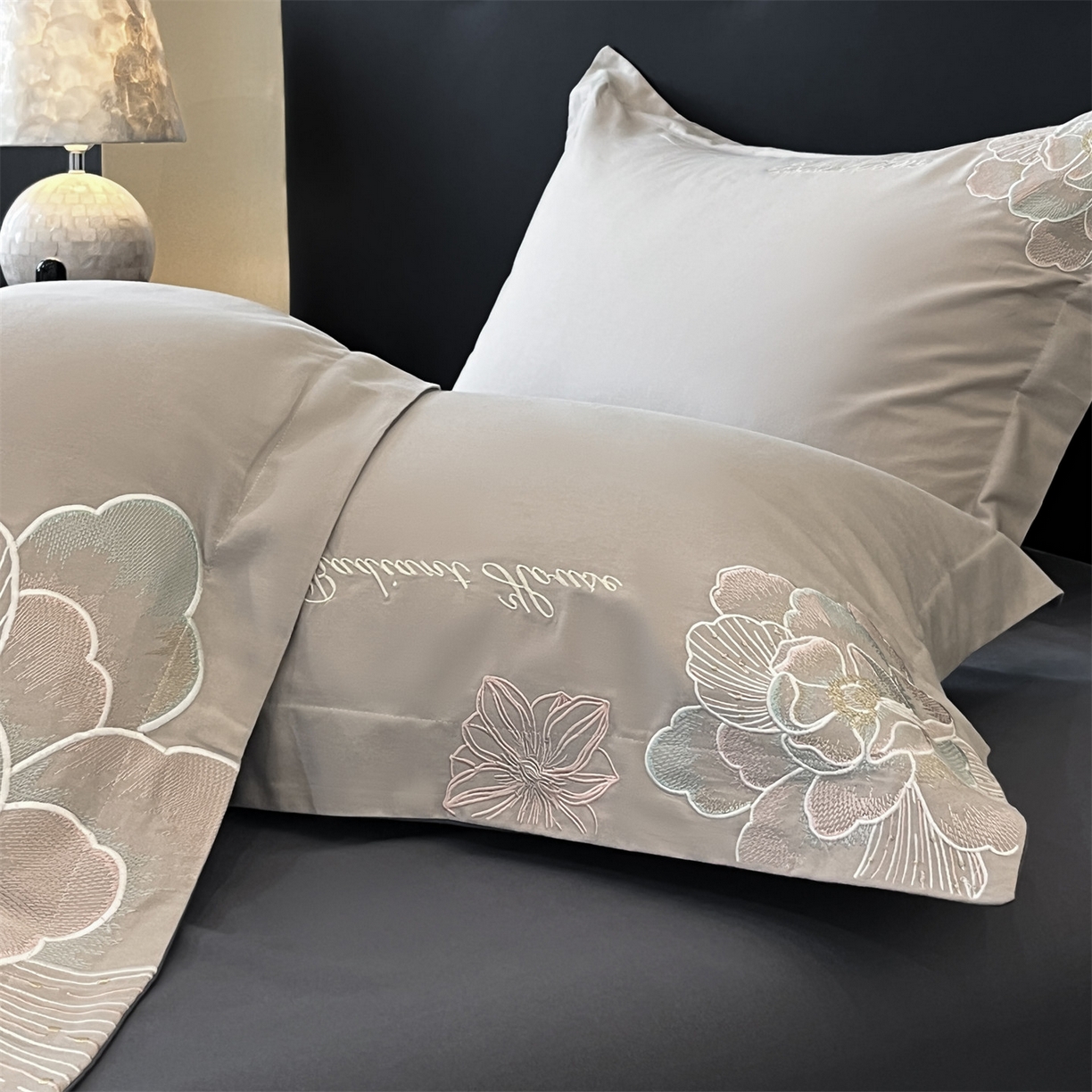 91家纺网 家纺一手货源 找家纺 笙意家纺 2025新款A类全棉磨毛刺绣四件套-秘境系列 秘境-陨石灰+魅影灰