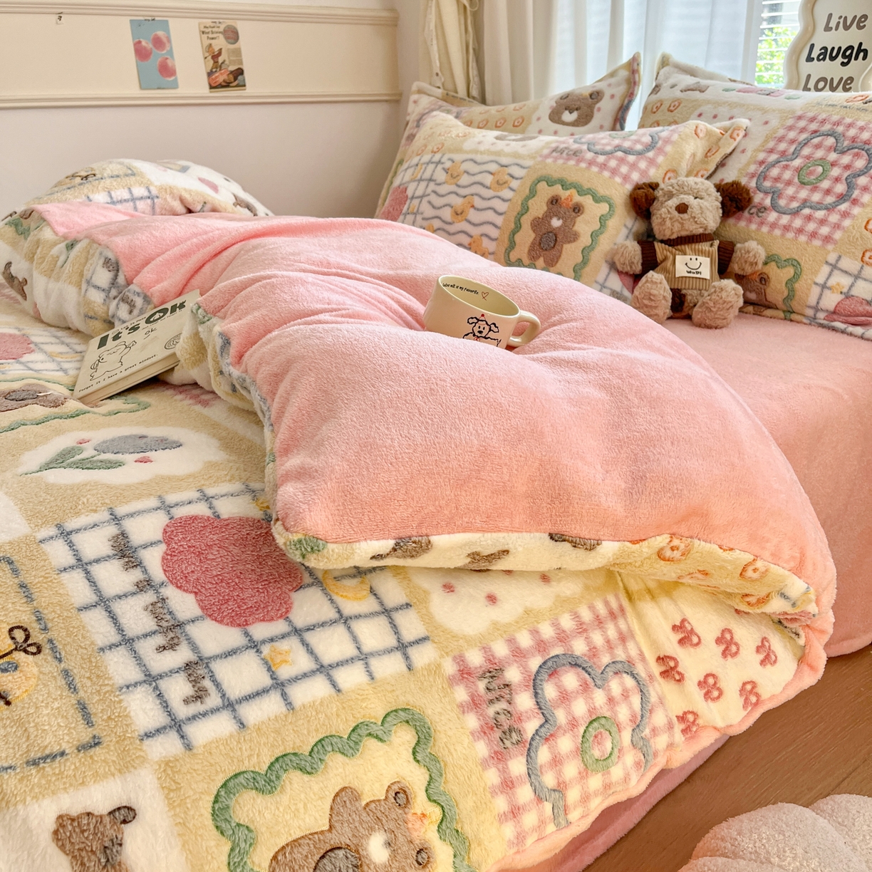 91家纺网 家纺一手货源 找家纺 川悦生活 2025新款立体雪花绒印花大床四件套系列一场景二 嘎嘎小熊