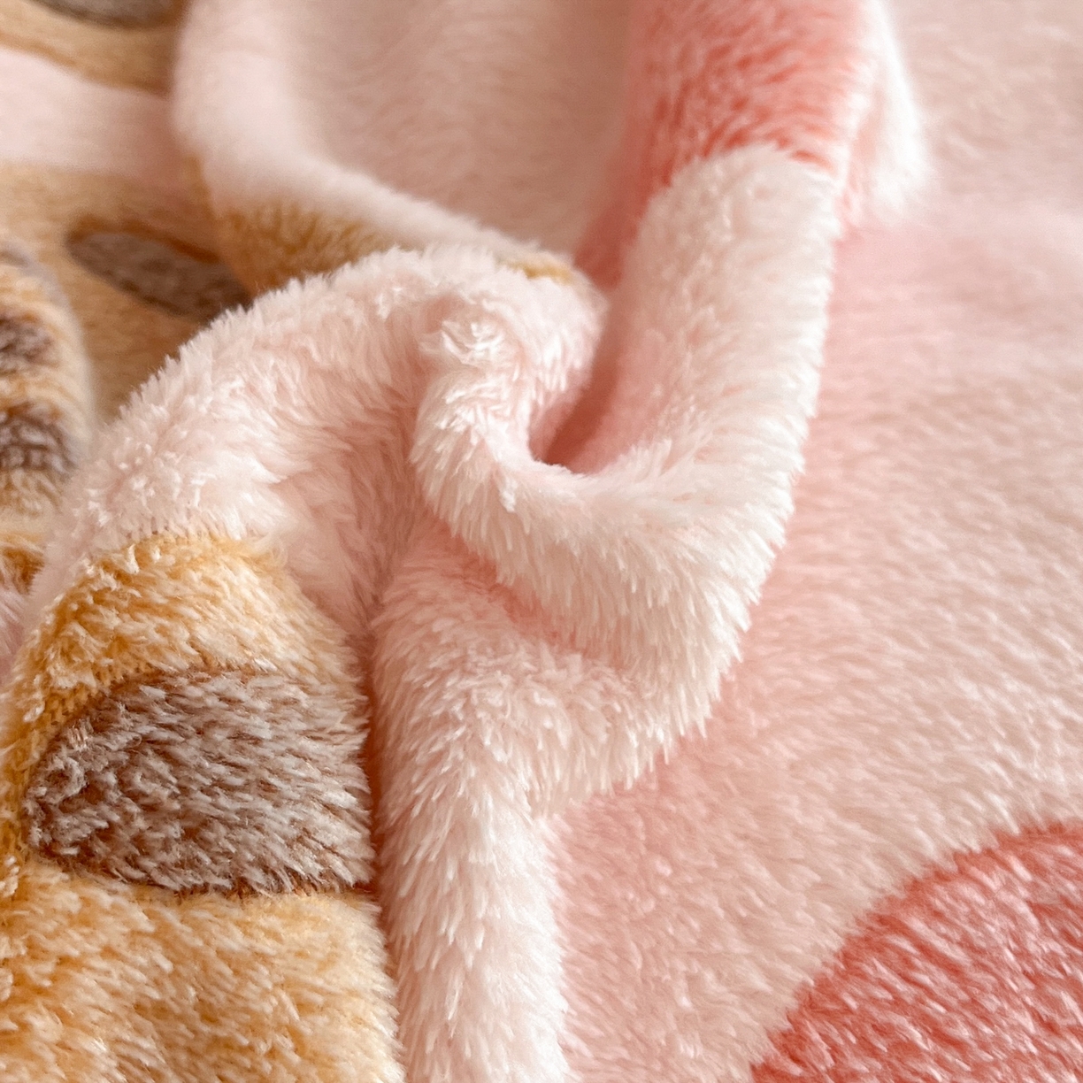 91家纺网 家纺一手货源 找家纺 川悦生活 2025新款立体雪花绒印花大床四件套系列一场景二 冰激凌小熊