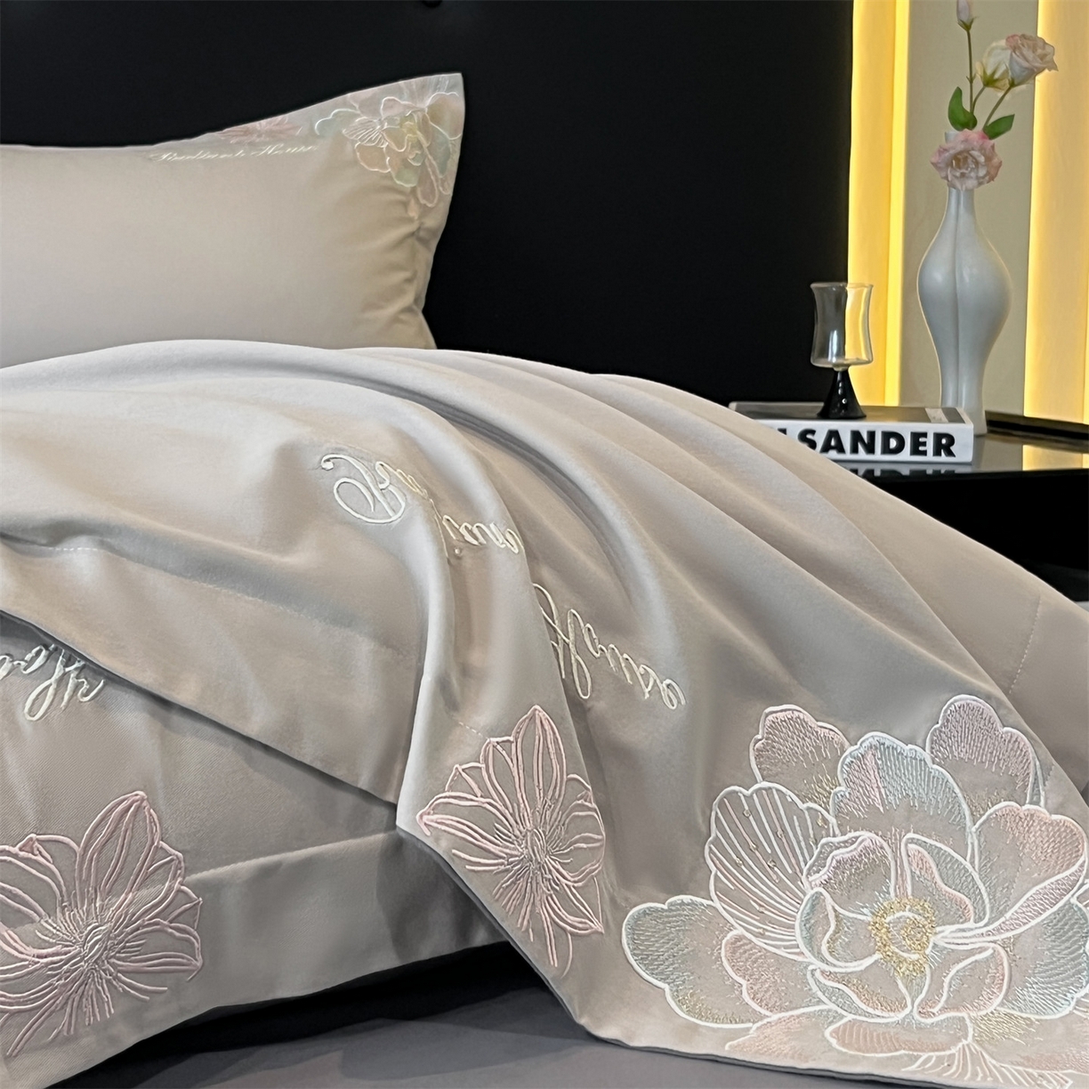 91家纺网 家纺一手货源 找家纺 笙意家纺 2025新款A类全棉磨毛刺绣四件套-秘境系列 秘境-陨石灰+魅影灰