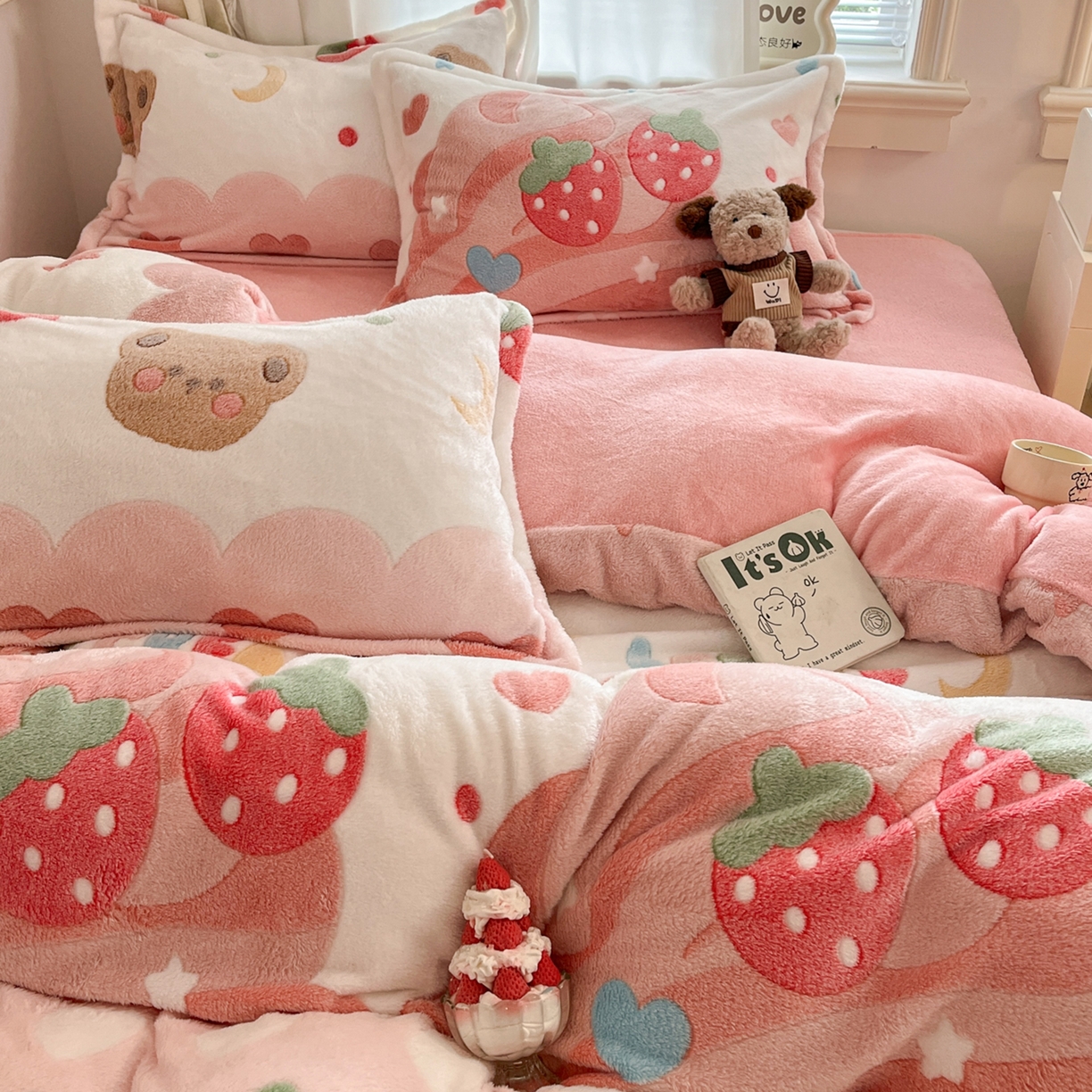 91家纺网 家纺一手货源 找家纺 川悦生活 2025新款立体雪花绒印花大床四件套系列一场景二 冰激凌小熊