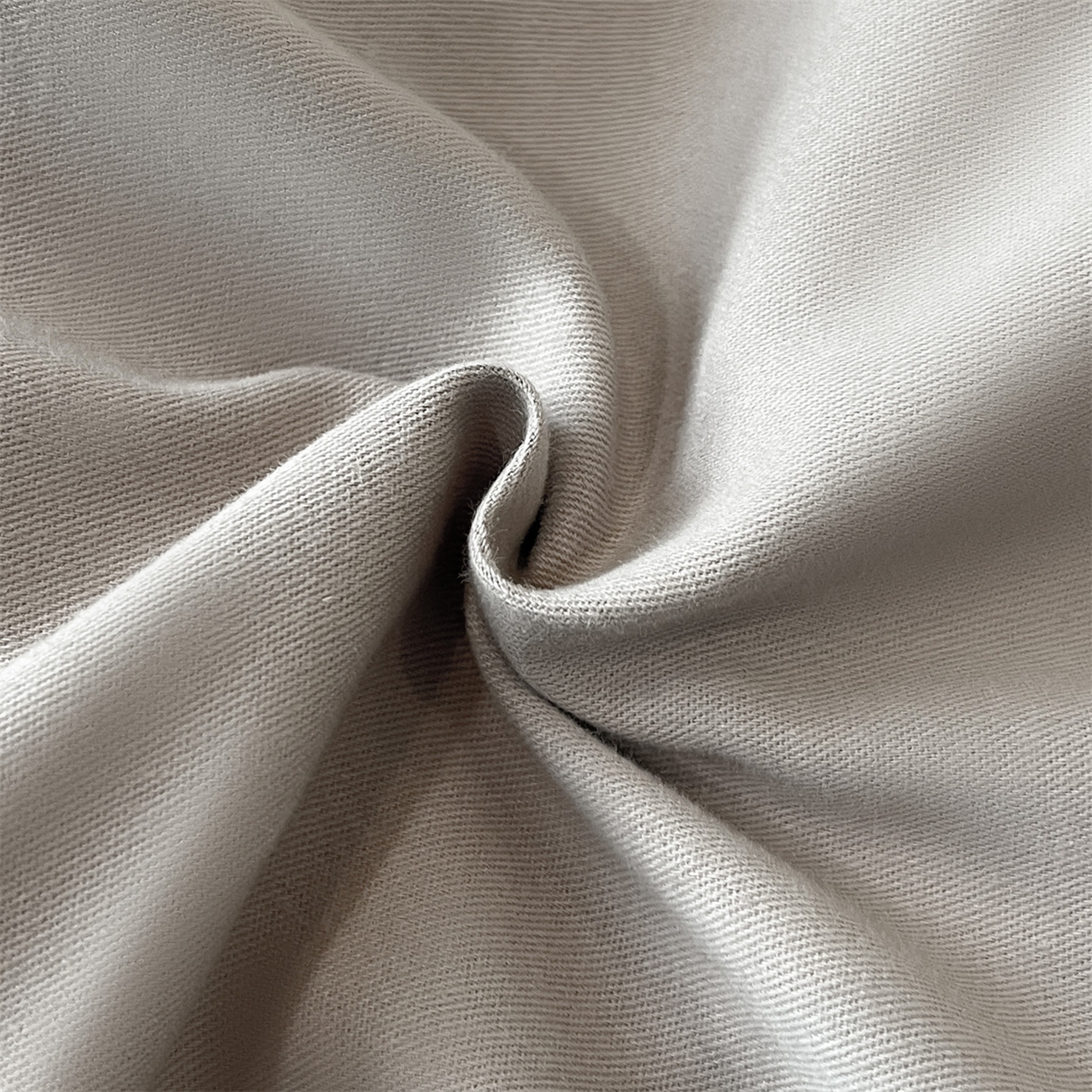 91家纺网 家纺一手货源 找家纺 笙意家纺 2025新款A类全棉磨毛刺绣四件套-秘境系列 秘境-陨石灰+魅影灰