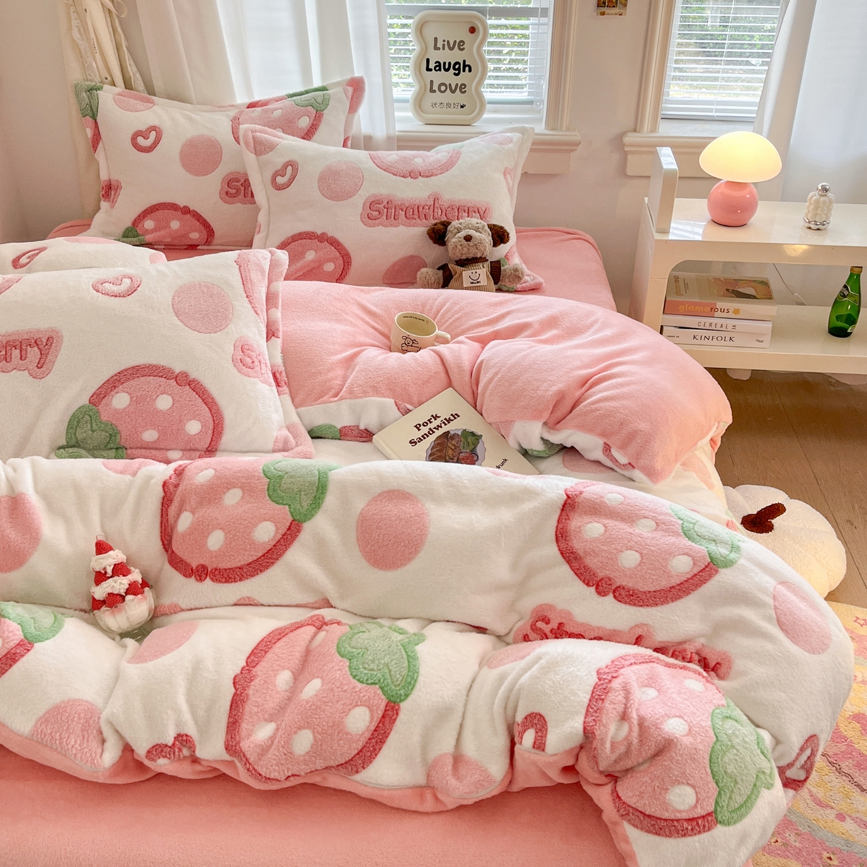 91家纺网 家纺一手货源 找家纺 川悦生活 2025新款立体雪花绒印花大床四件套系列一场景二 啵啵草莓