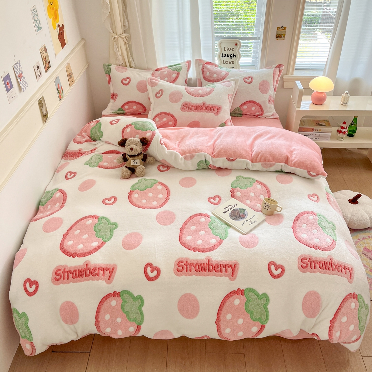 川悦生活 2025新款立体雪花绒印花大床四件套系列一场景二 啵啵草莓