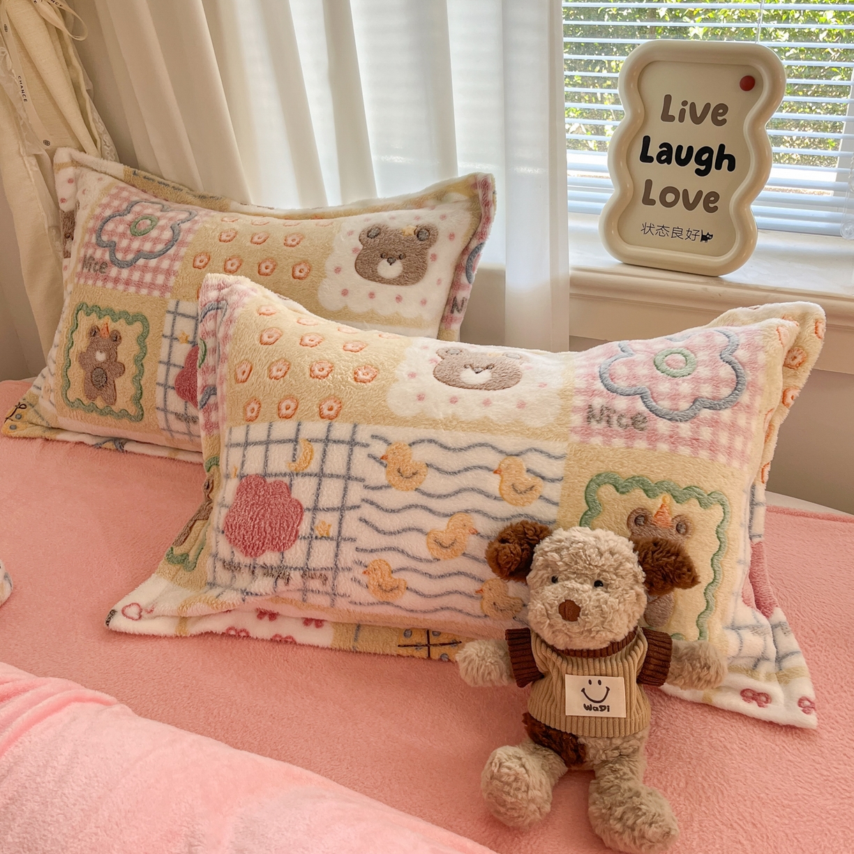 91家纺网 家纺一手货源 找家纺 川悦生活 2025新款立体雪花绒印花大床四件套系列一场景二 嘎嘎小熊