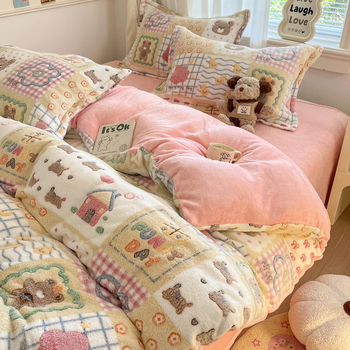 91家纺网 家纺一手货源 找家纺 川悦生活 2025新款立体雪花绒印花大床四件套系列一场景二 嘎嘎小熊