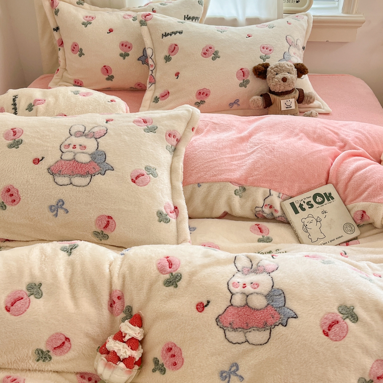 91家纺网 家纺一手货源 找家纺 川悦生活 2025新款立体雪花绒印花大床四件套系列一场景二 郁金奶兔