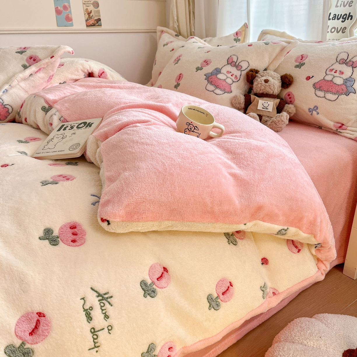 91家纺网 家纺一手货源 找家纺 川悦生活 2025新款立体雪花绒印花大床四件套系列一场景二 郁金奶兔