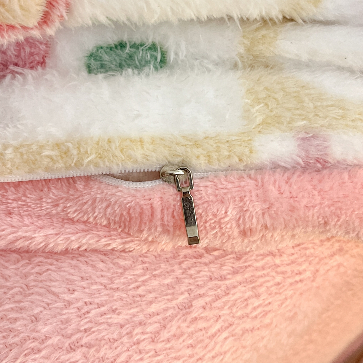 91家纺网 家纺一手货源 找家纺 川悦生活 2025新款立体雪花绒印花大床四件套系列一场景二 嘎嘎小熊