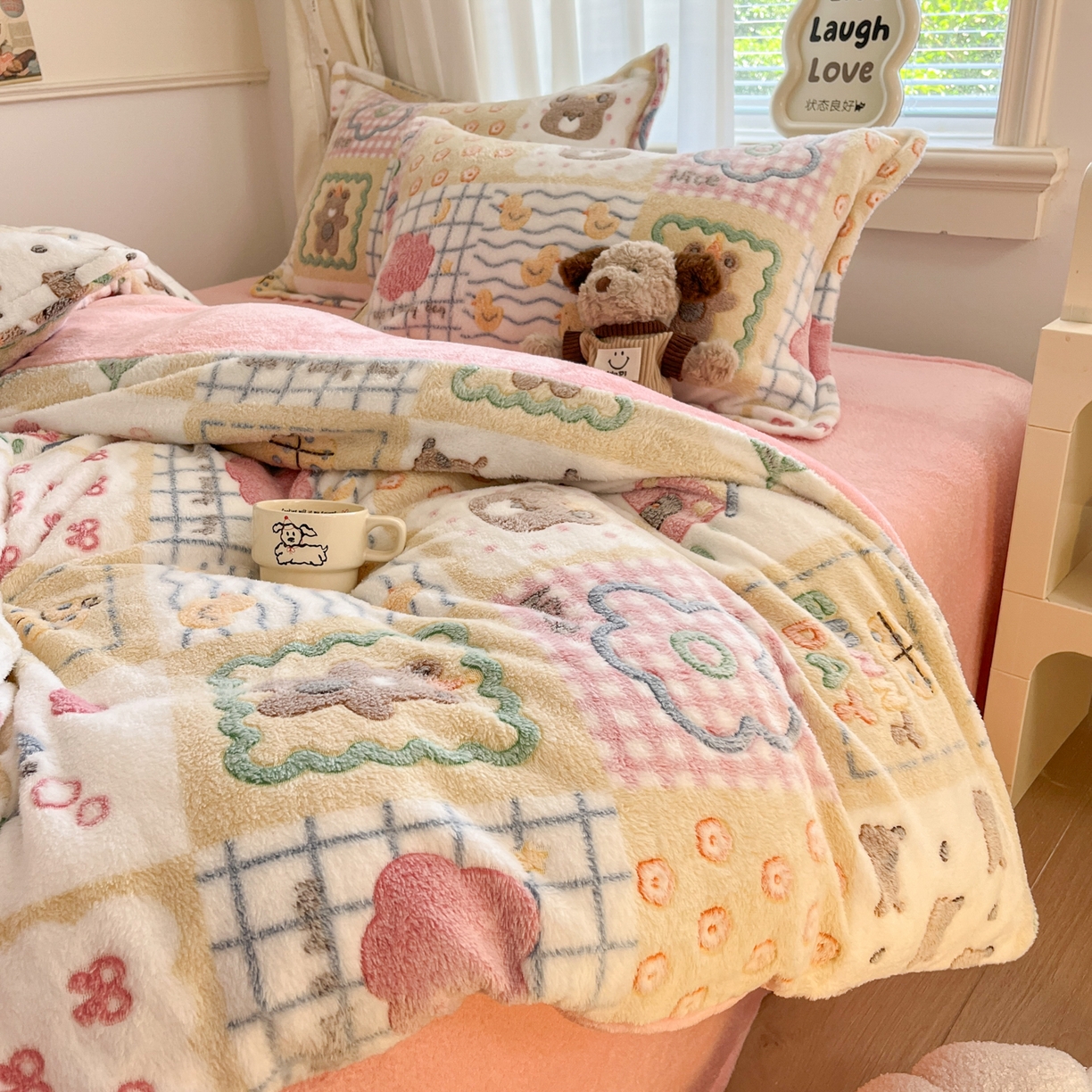 91家纺网 家纺一手货源 找家纺 川悦生活 2025新款立体雪花绒印花大床四件套系列一场景二 嘎嘎小熊