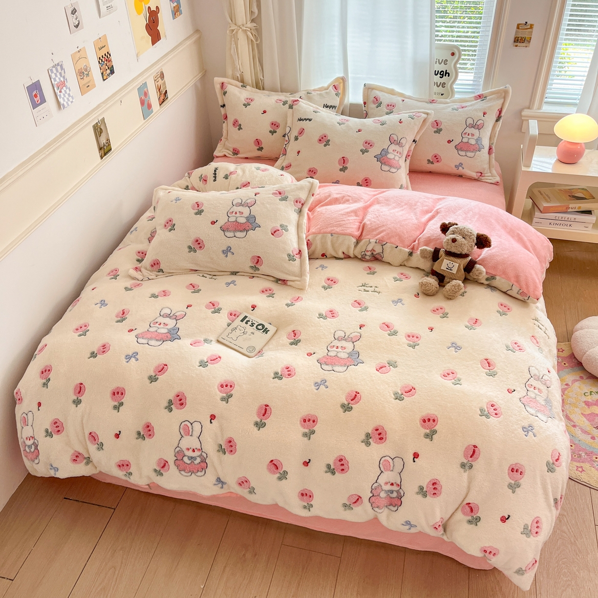 91家纺网 家纺一手货源 找家纺 川悦生活 2025新款立体雪花绒印花大床四件套系列一场景二 郁金奶兔