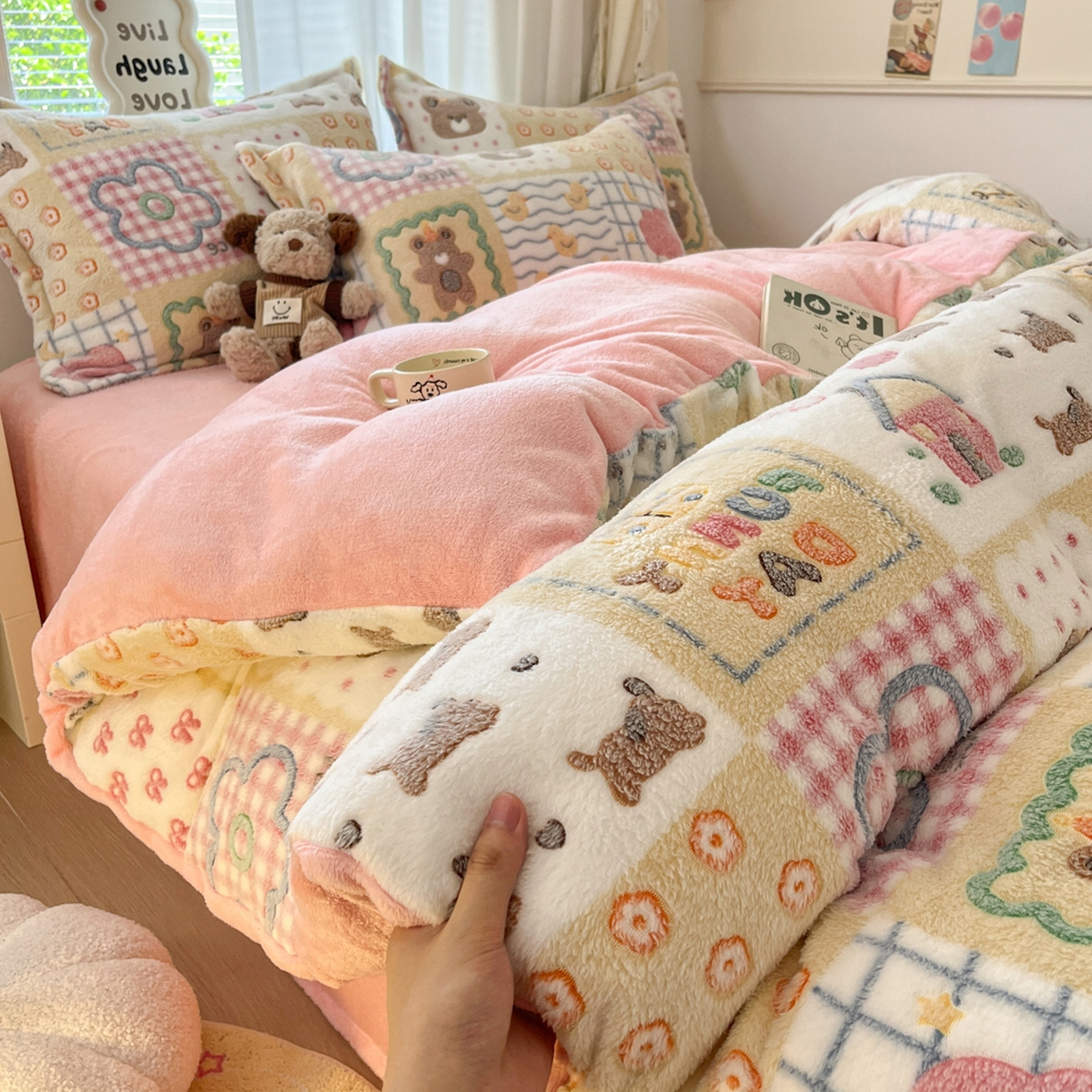 91家纺网 家纺一手货源 找家纺 川悦生活 2025新款立体雪花绒印花大床四件套系列一场景二 嘎嘎小熊