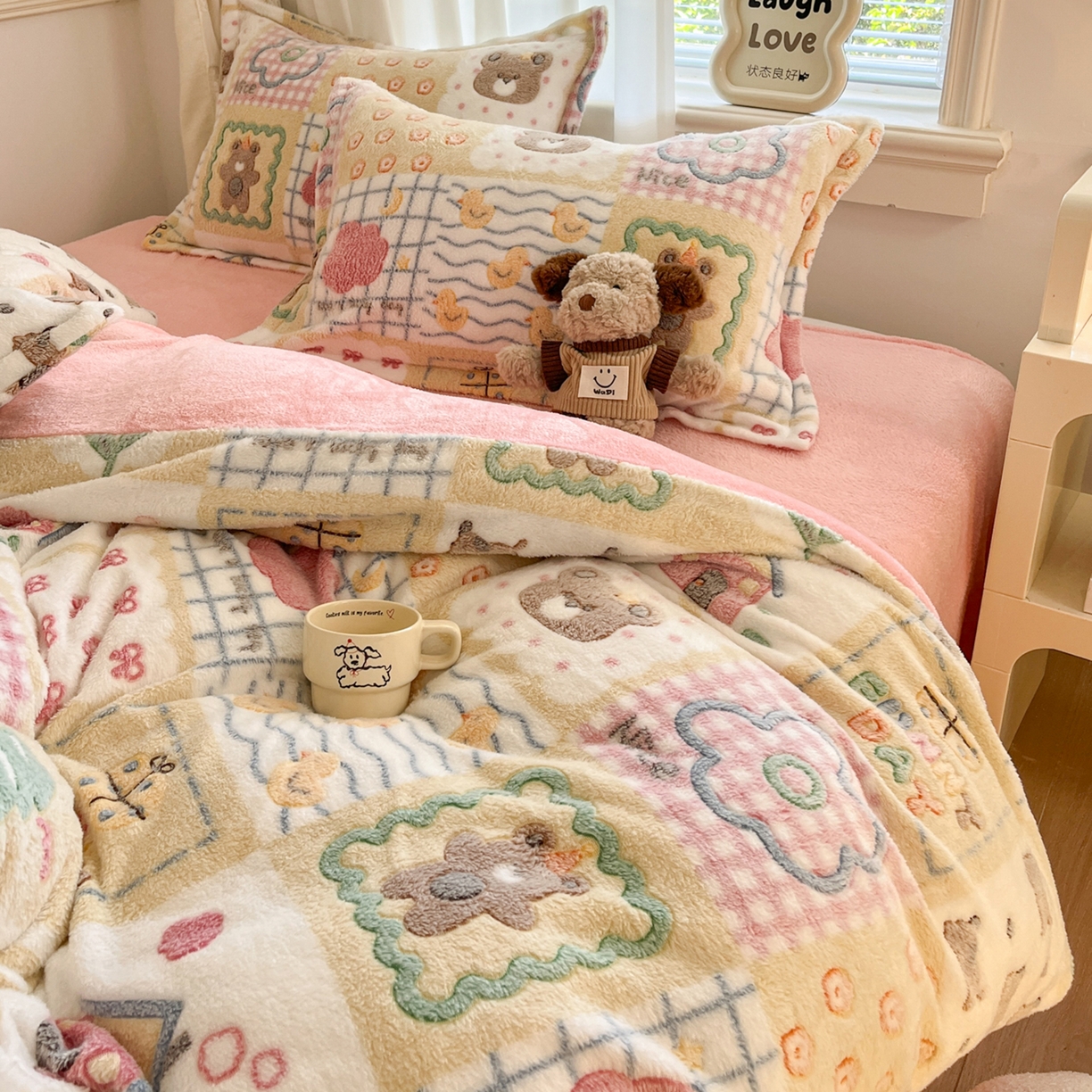 91家纺网 家纺一手货源 找家纺 川悦生活 2025新款立体雪花绒印花大床四件套系列一场景二 嘎嘎小熊