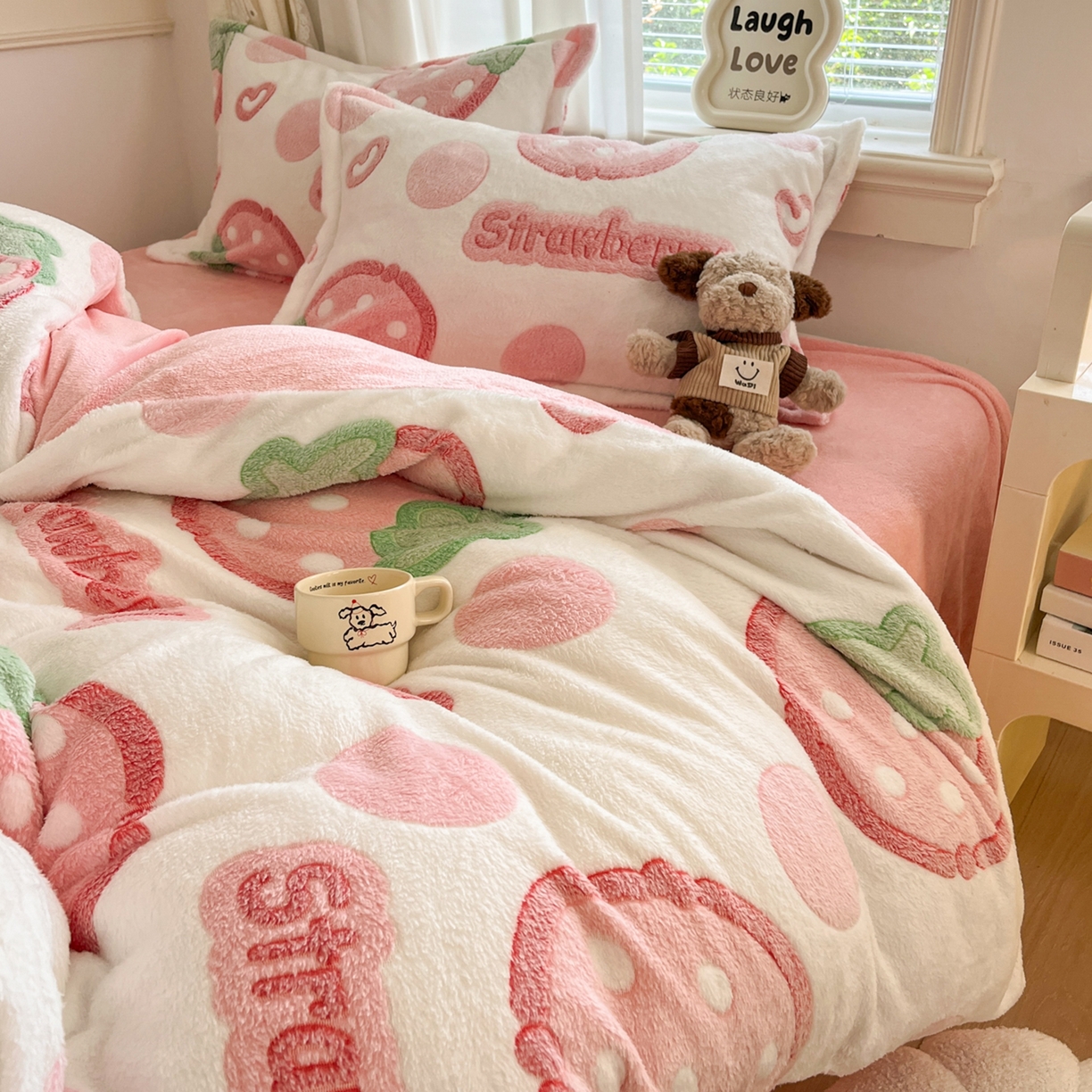 91家纺网 家纺一手货源 找家纺 川悦生活 2025新款立体雪花绒印花大床四件套系列一场景二 啵啵草莓