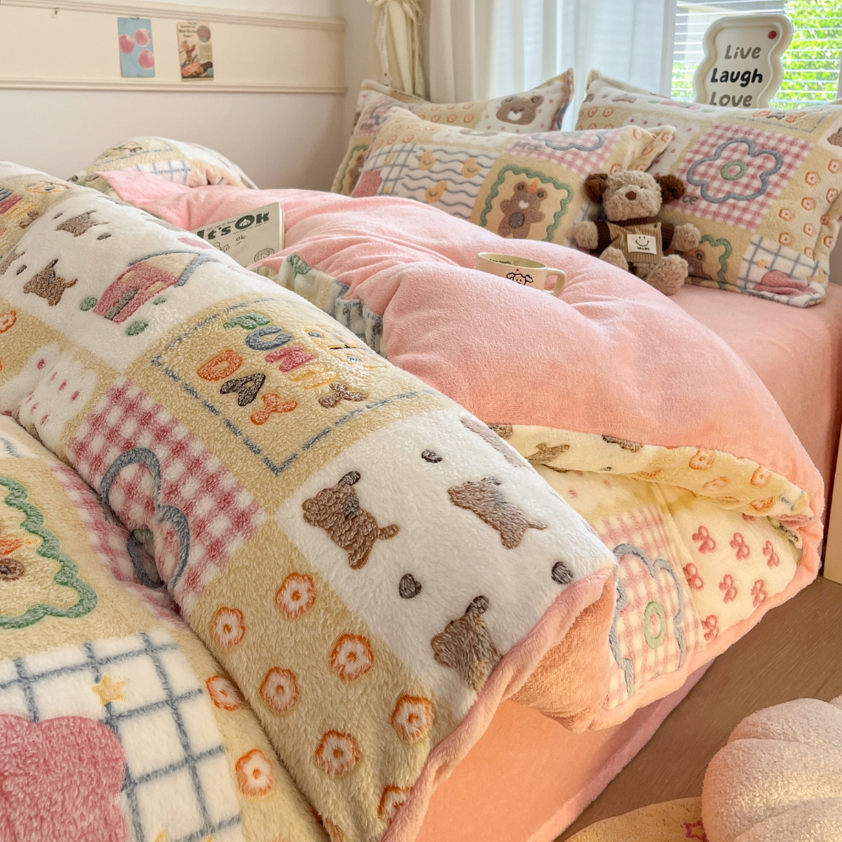 91家纺网 家纺一手货源 找家纺 川悦生活 2025新款立体雪花绒印花大床四件套系列一场景二 嘎嘎小熊