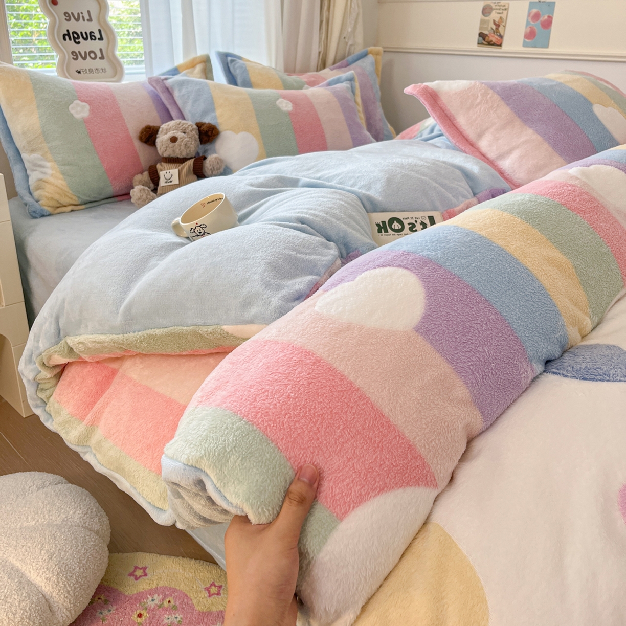 91家纺网 家纺一手货源 找家纺 川悦生活 2025新款立体雪花绒印花大床四件套系列一场景二 彩虹爱心蓝