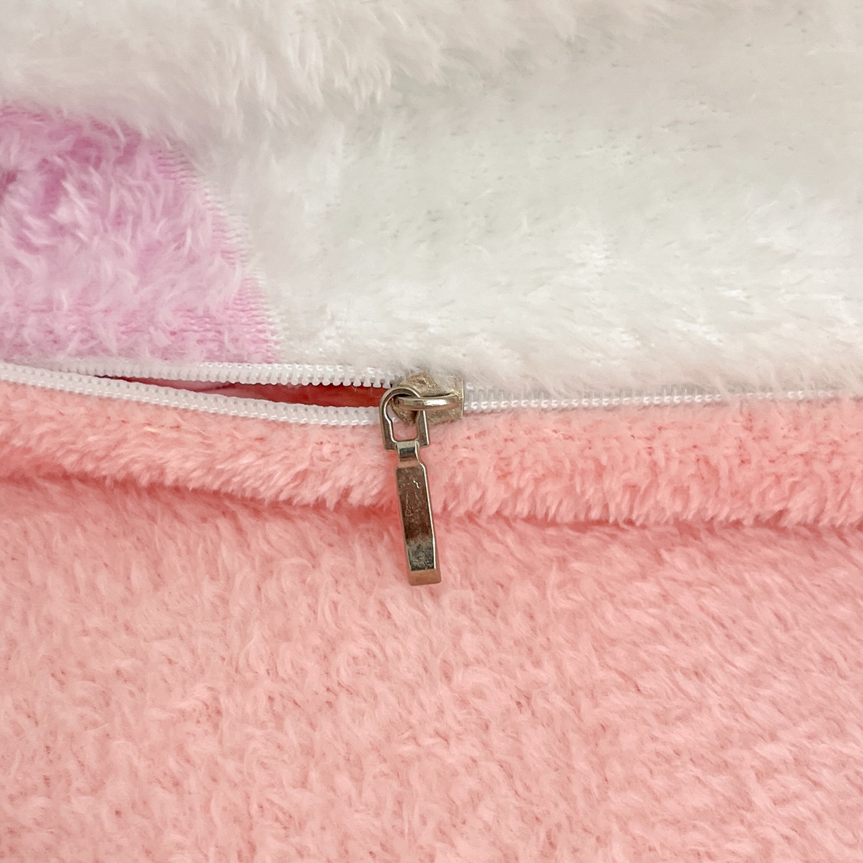 91家纺网 家纺一手货源 找家纺 川悦生活 2025新款立体雪花绒印花大床四件套系列一场景二 彩虹爱心粉