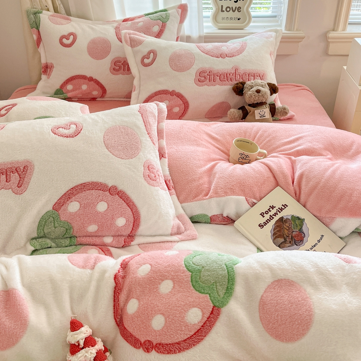 91家纺网 家纺一手货源 找家纺 川悦生活 2025新款立体雪花绒印花大床四件套系列一场景二 啵啵草莓