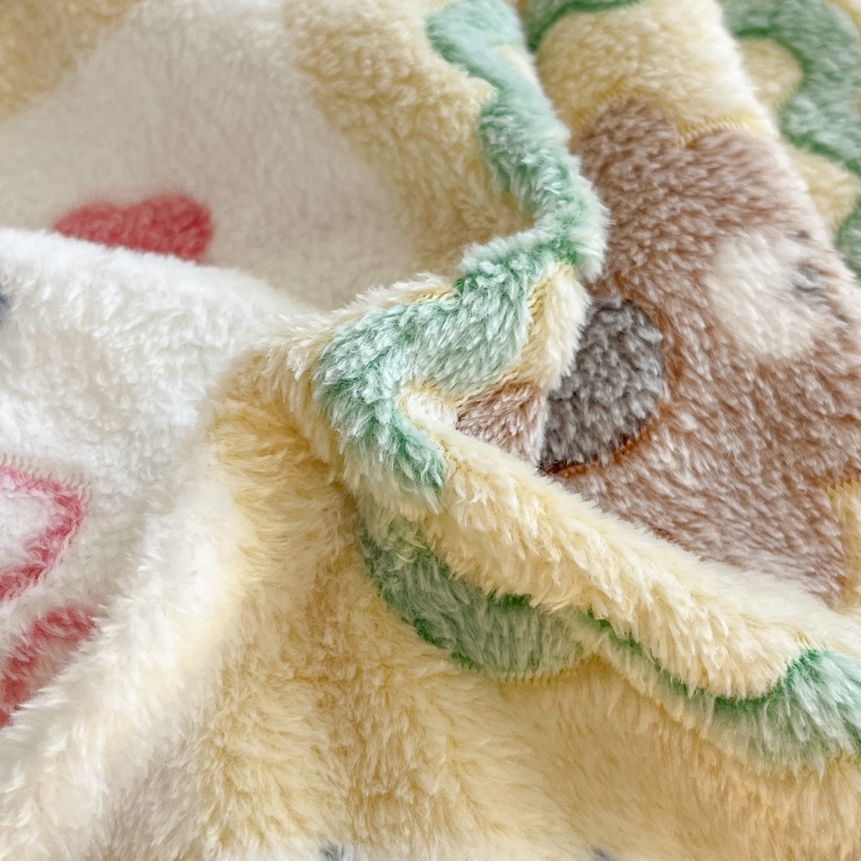 91家纺网 家纺一手货源 找家纺 川悦生活 2025新款立体雪花绒印花大床四件套系列一场景二 嘎嘎小熊