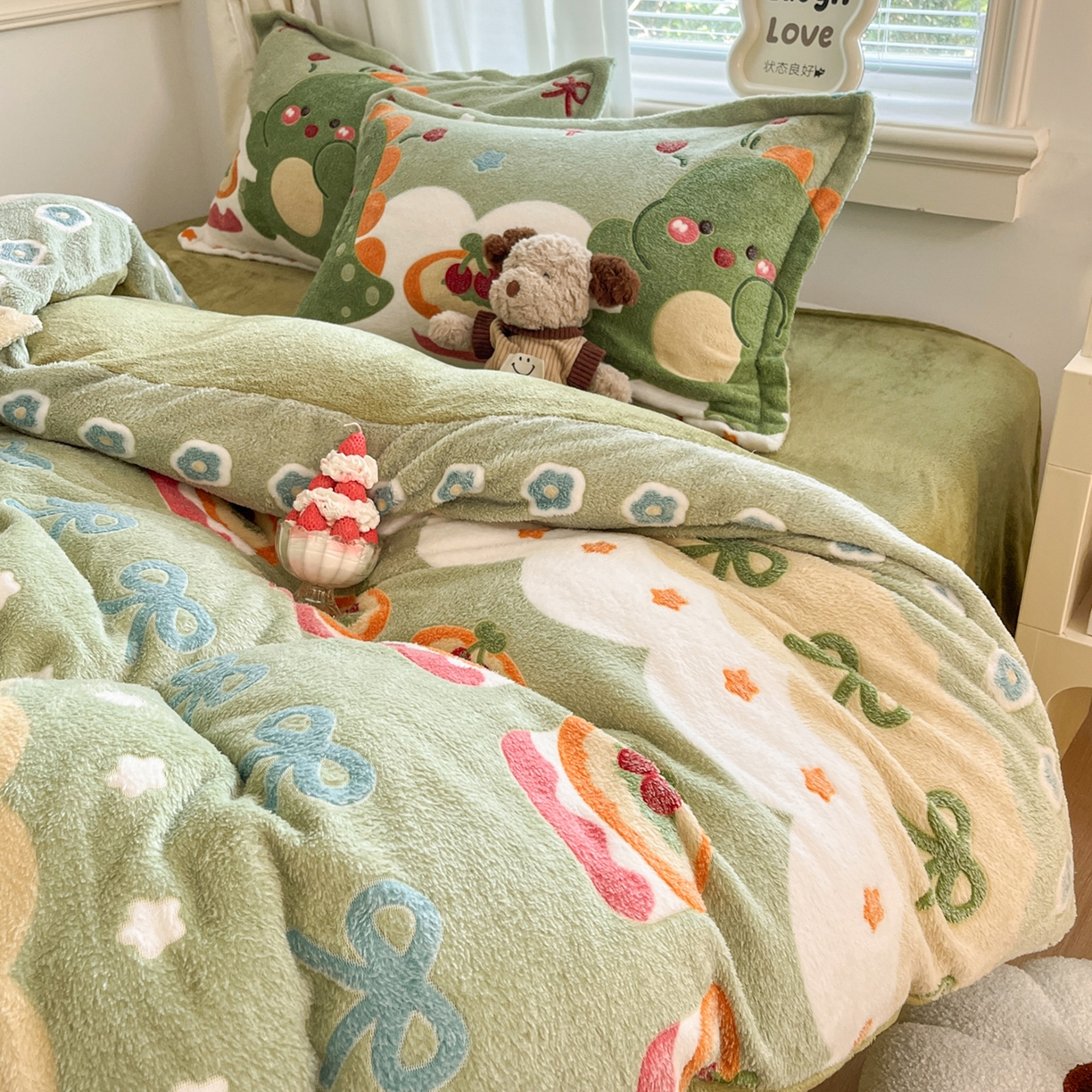 91家纺网 家纺一手货源 找家纺 川悦生活 2025新款立体雪花绒印花大床四件套系列一场景二 甜系龙龙