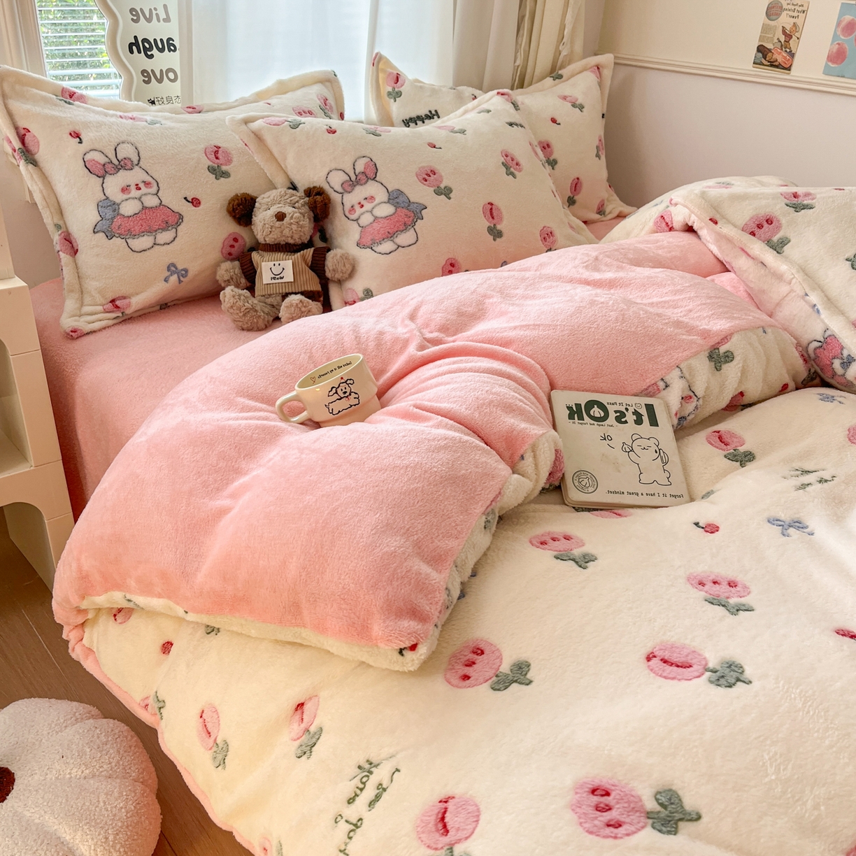 91家纺网 家纺一手货源 找家纺 川悦生活 2025新款立体雪花绒印花大床四件套系列一场景二 郁金奶兔