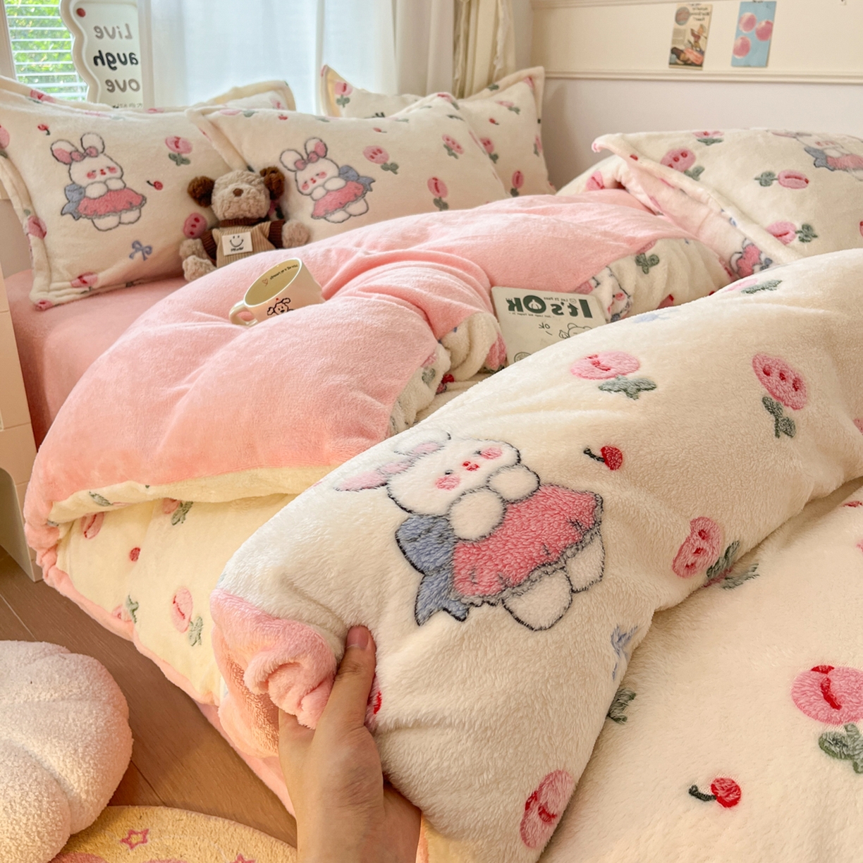 91家纺网 家纺一手货源 找家纺 川悦生活 2025新款立体雪花绒印花大床四件套系列一场景二 郁金奶兔