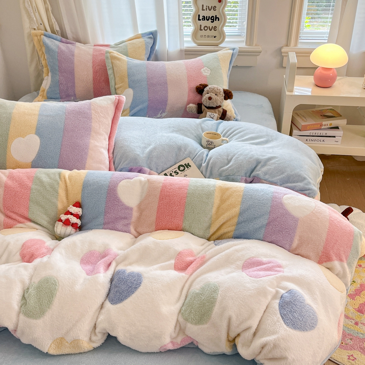 91家纺网 家纺一手货源 找家纺 川悦生活 2025新款立体雪花绒印花大床四件套系列一场景二 彩虹爱心蓝