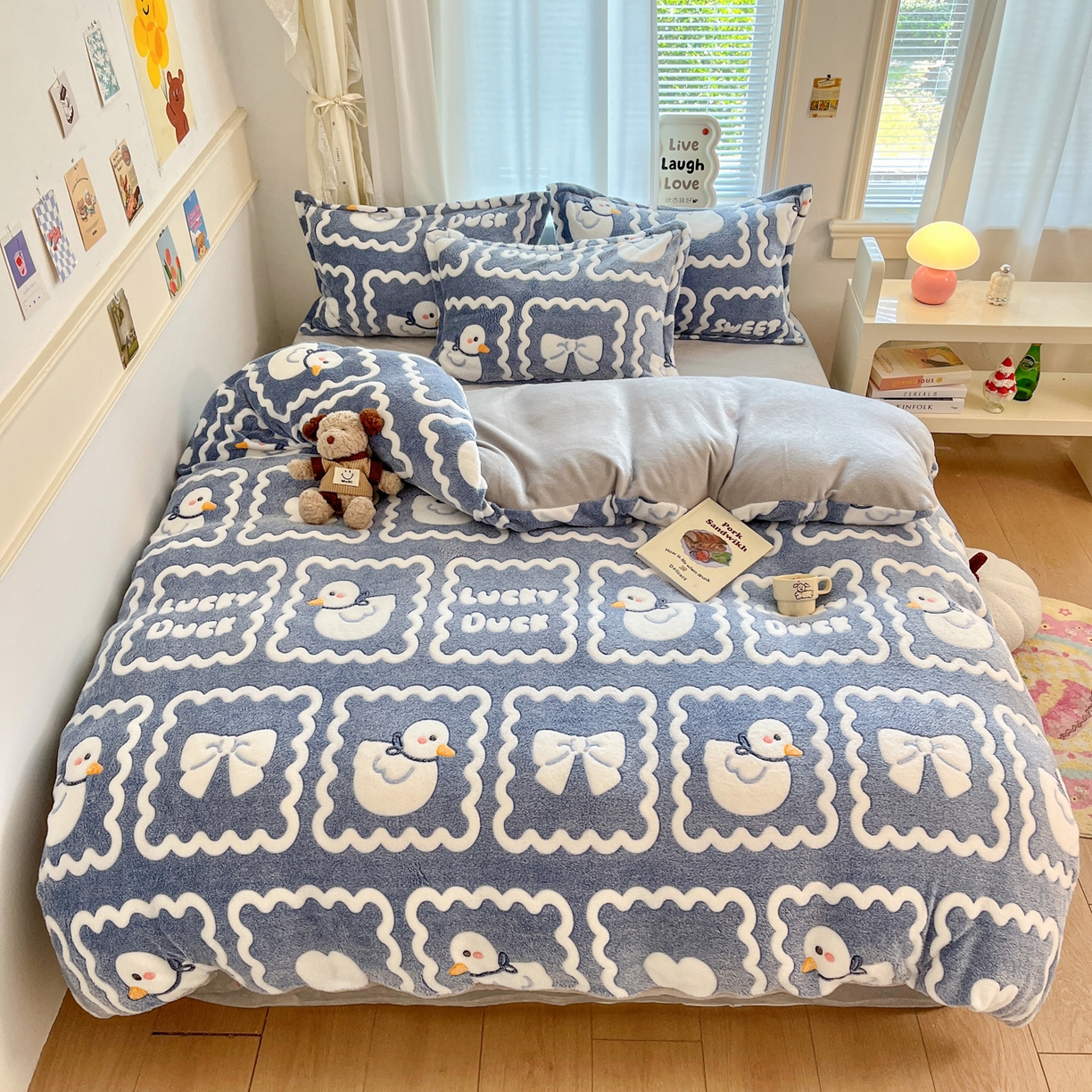 91家纺网 家纺一手货源 找家纺 川悦生活 2025新款立体雪花绒印花大床四件套系列一场景二 快乐鸭鸭