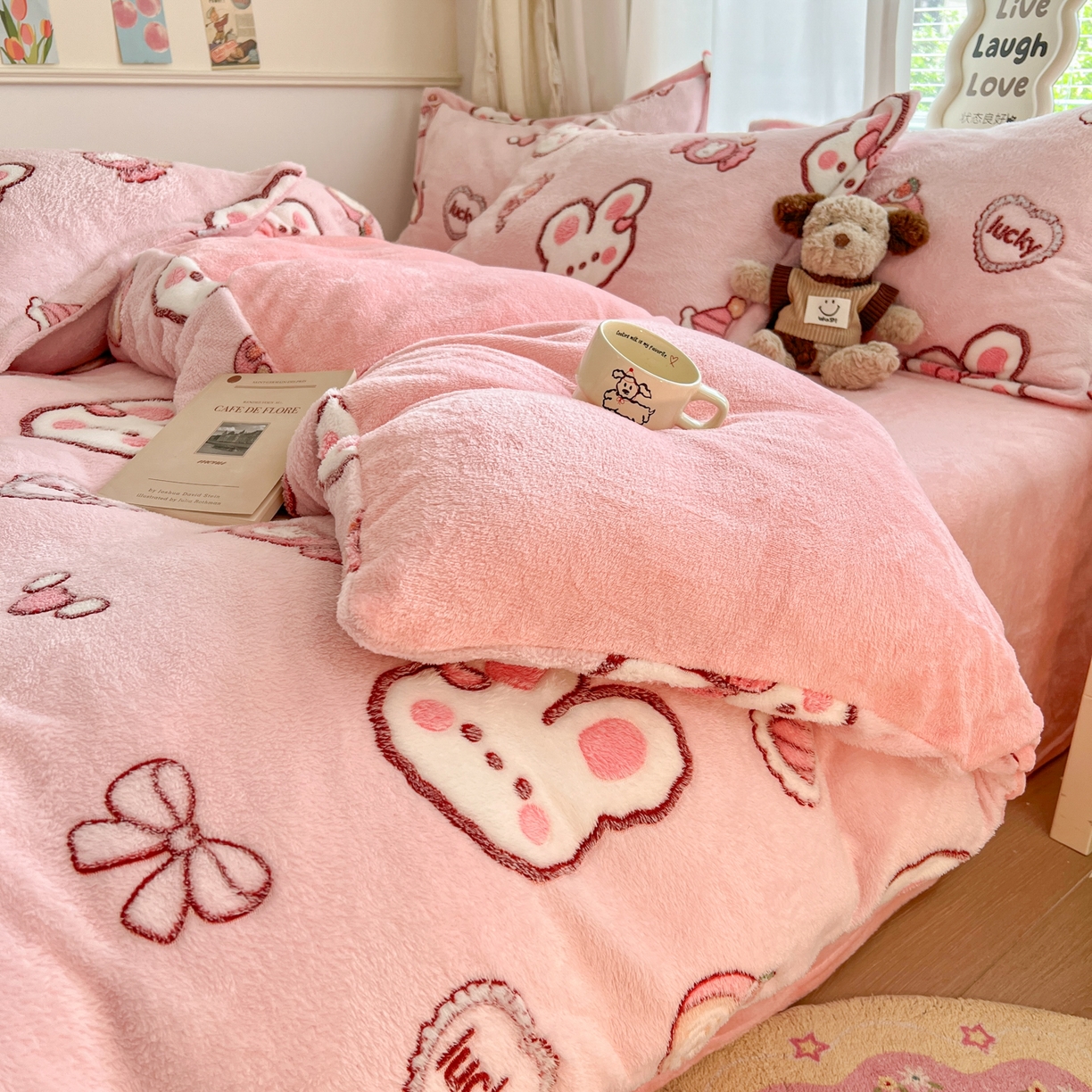 91家纺网 家纺一手货源 找家纺 川悦生活 2025新款立体雪花绒印花大床四件套系列一场景二 蜜语奶兔