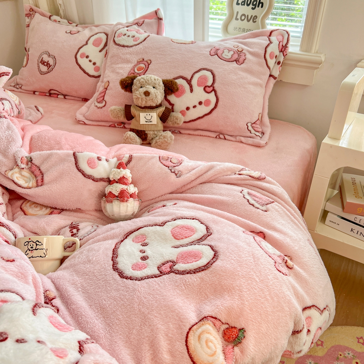 91家纺网 家纺一手货源 找家纺 川悦生活 2025新款立体雪花绒印花大床四件套系列一场景二 蜜语奶兔