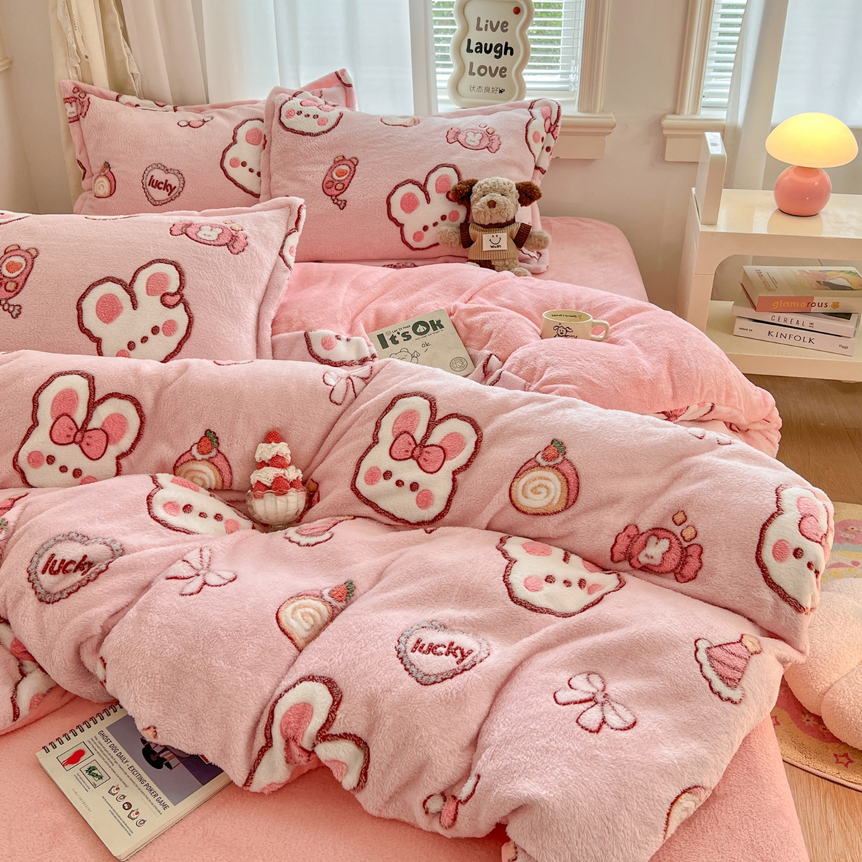 91家纺网 家纺一手货源 找家纺 川悦生活 2025新款立体雪花绒印花大床四件套系列一场景二 蜜语奶兔