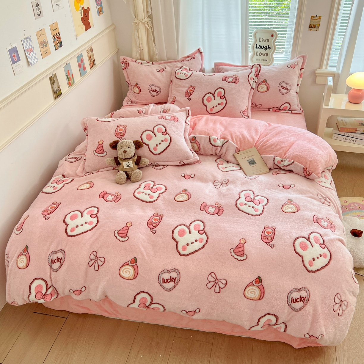 91家纺网 家纺一手货源 找家纺 川悦生活 2025新款立体雪花绒印花大床四件套系列一场景二 蜜语奶兔