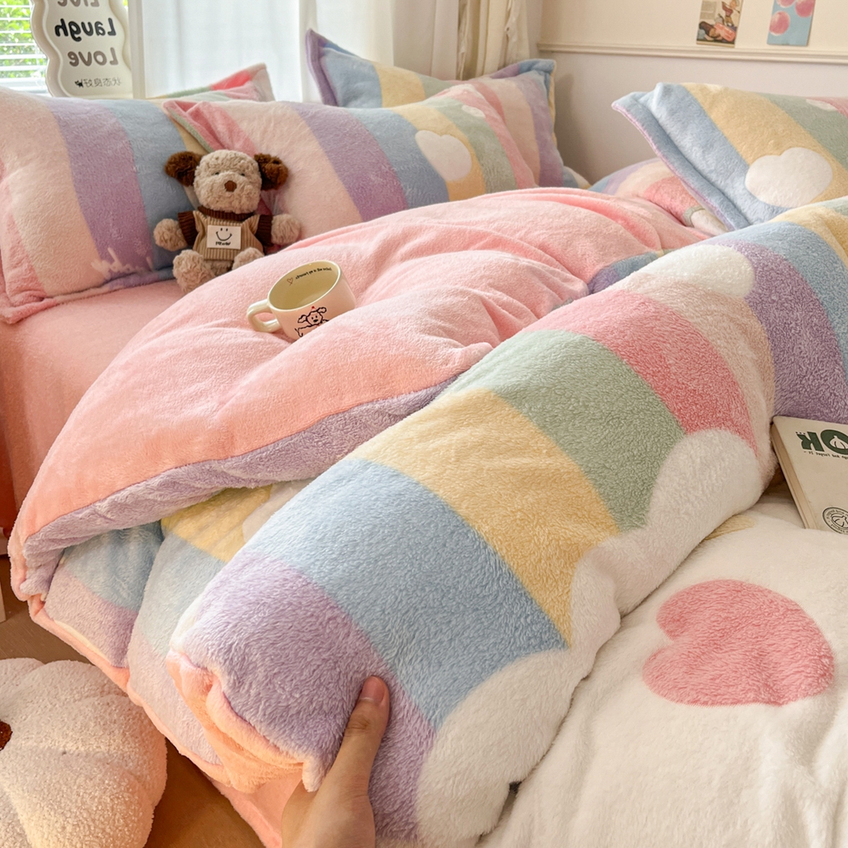 91家纺网 家纺一手货源 找家纺 川悦生活 2025新款立体雪花绒印花大床四件套系列一场景二 彩虹爱心粉